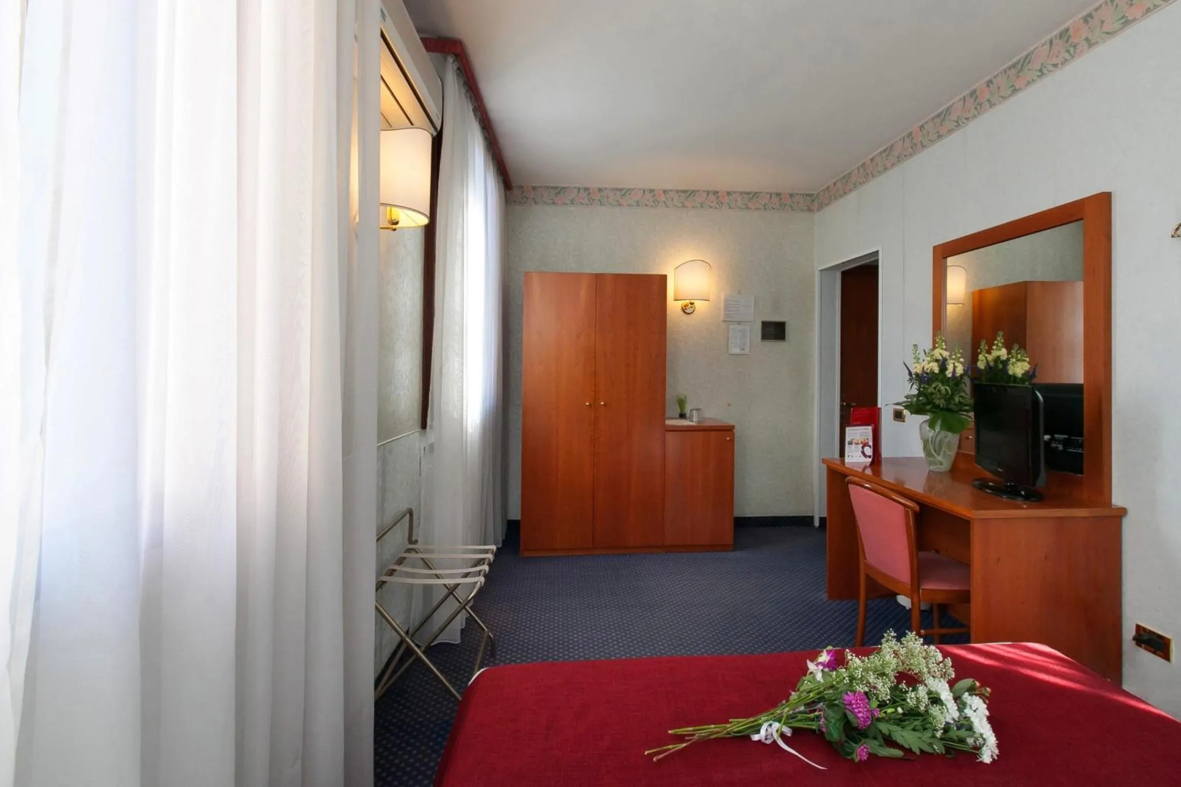 Bedroom, TV/Entertainment Center in Hotel Kappa