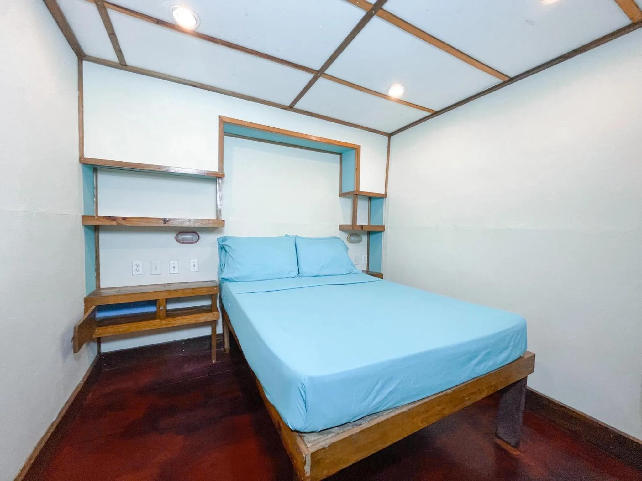 Photo of the whole room, Bed in Aqua Lounge