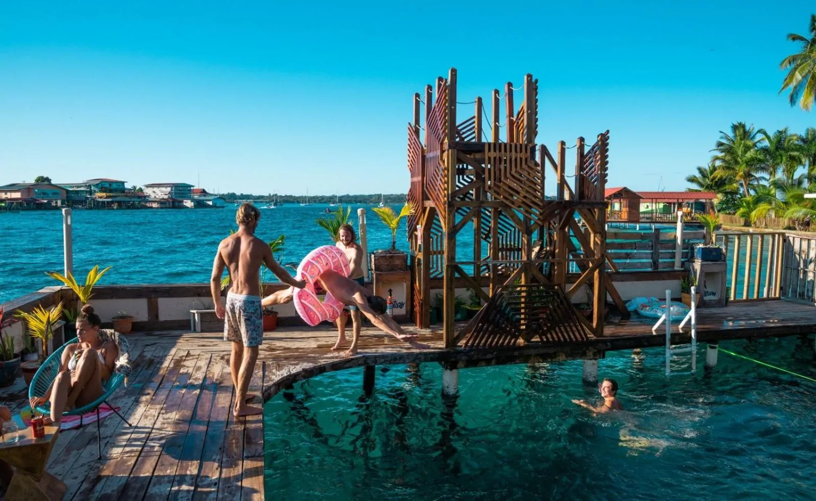 Aqua Lounge