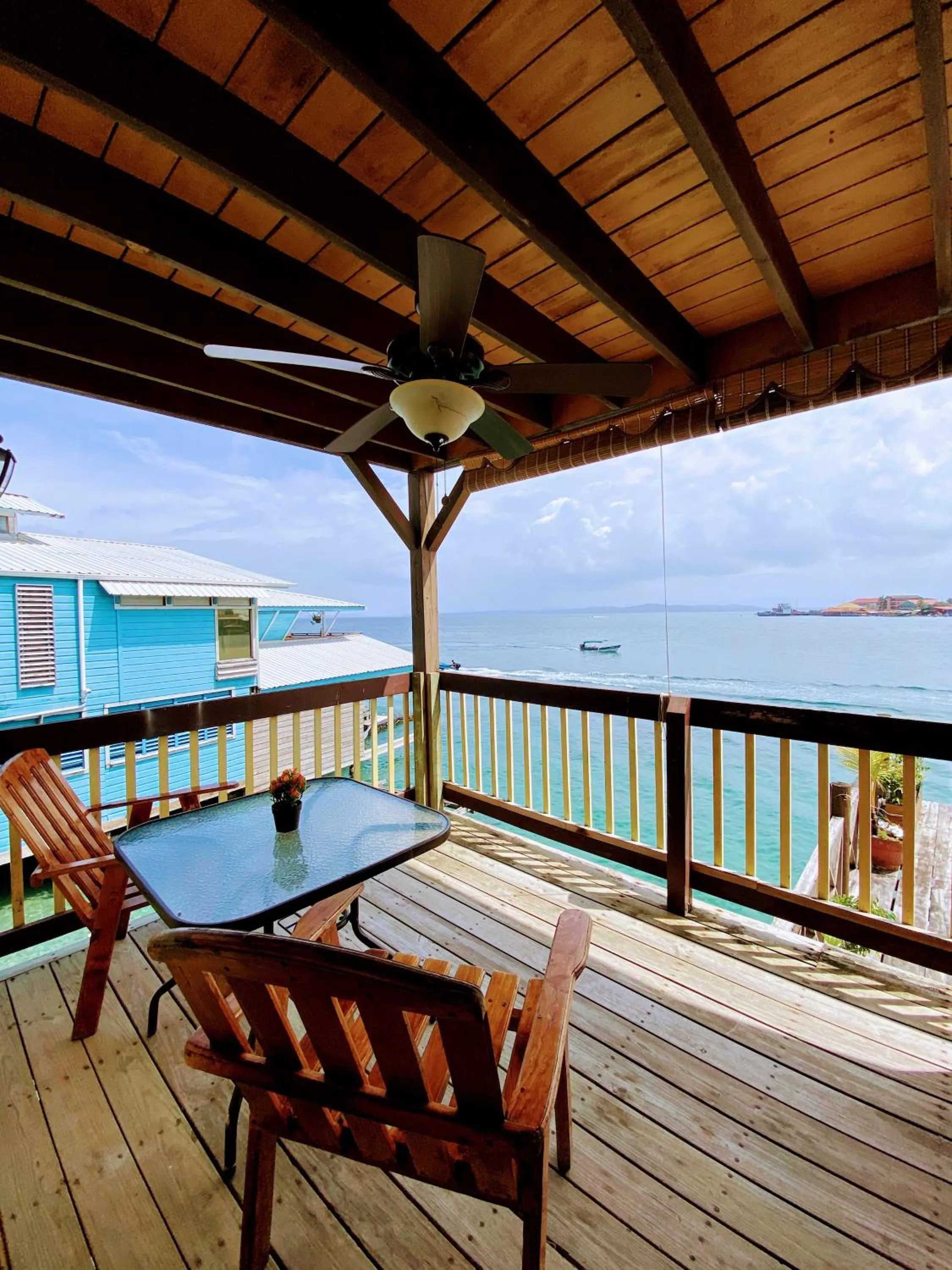 Aqua Lounge
