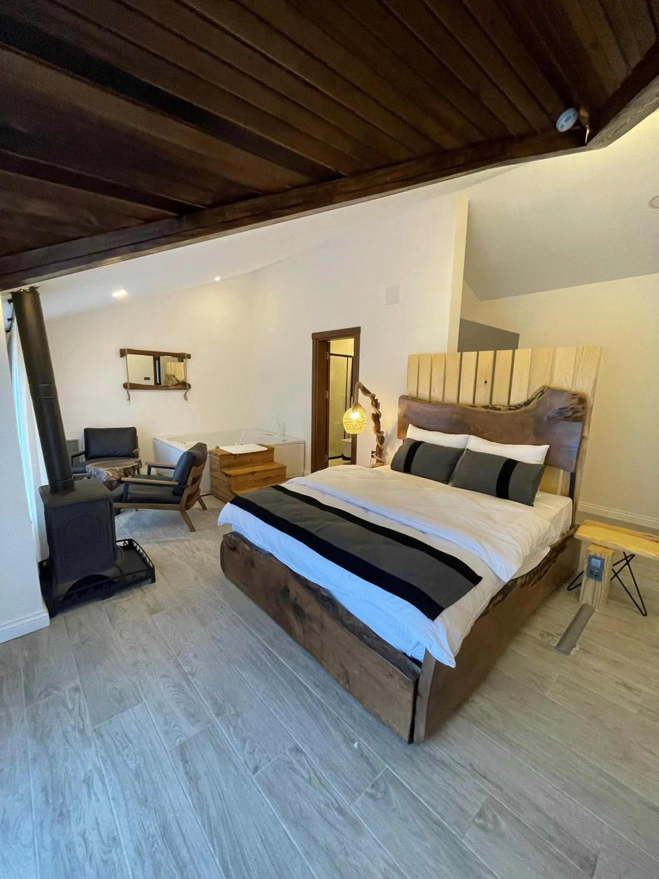 Bedroom, Bed in Masklavi