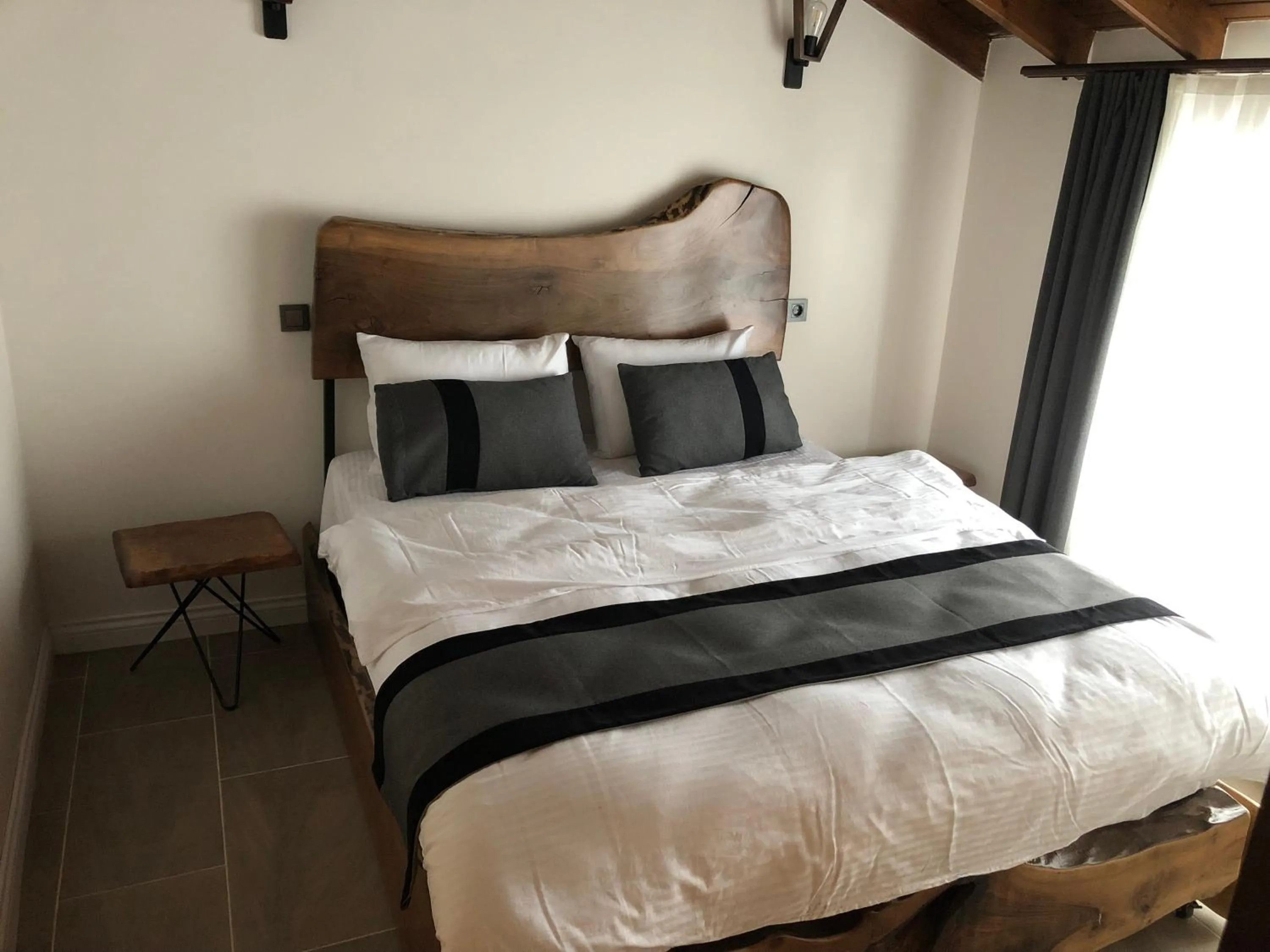 Bedroom, Bed in Masklavi