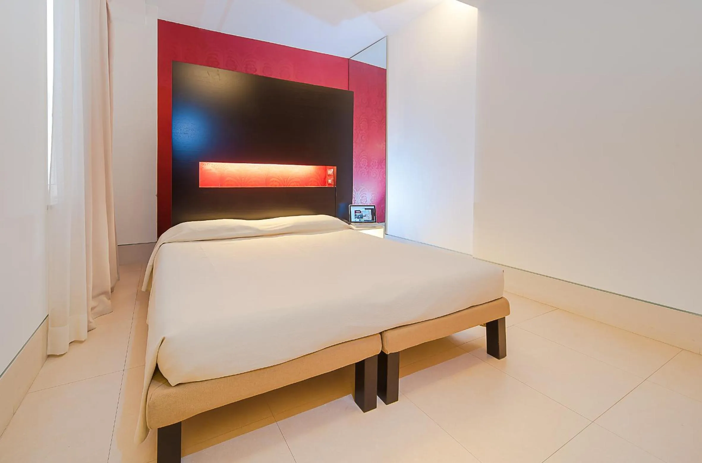 Bedroom, Bed in Savoy Hotel