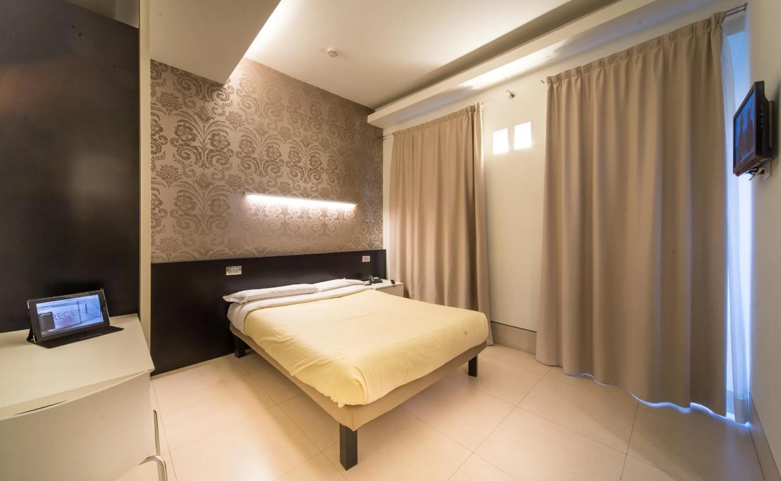 Bedroom, Bed in Savoy Hotel