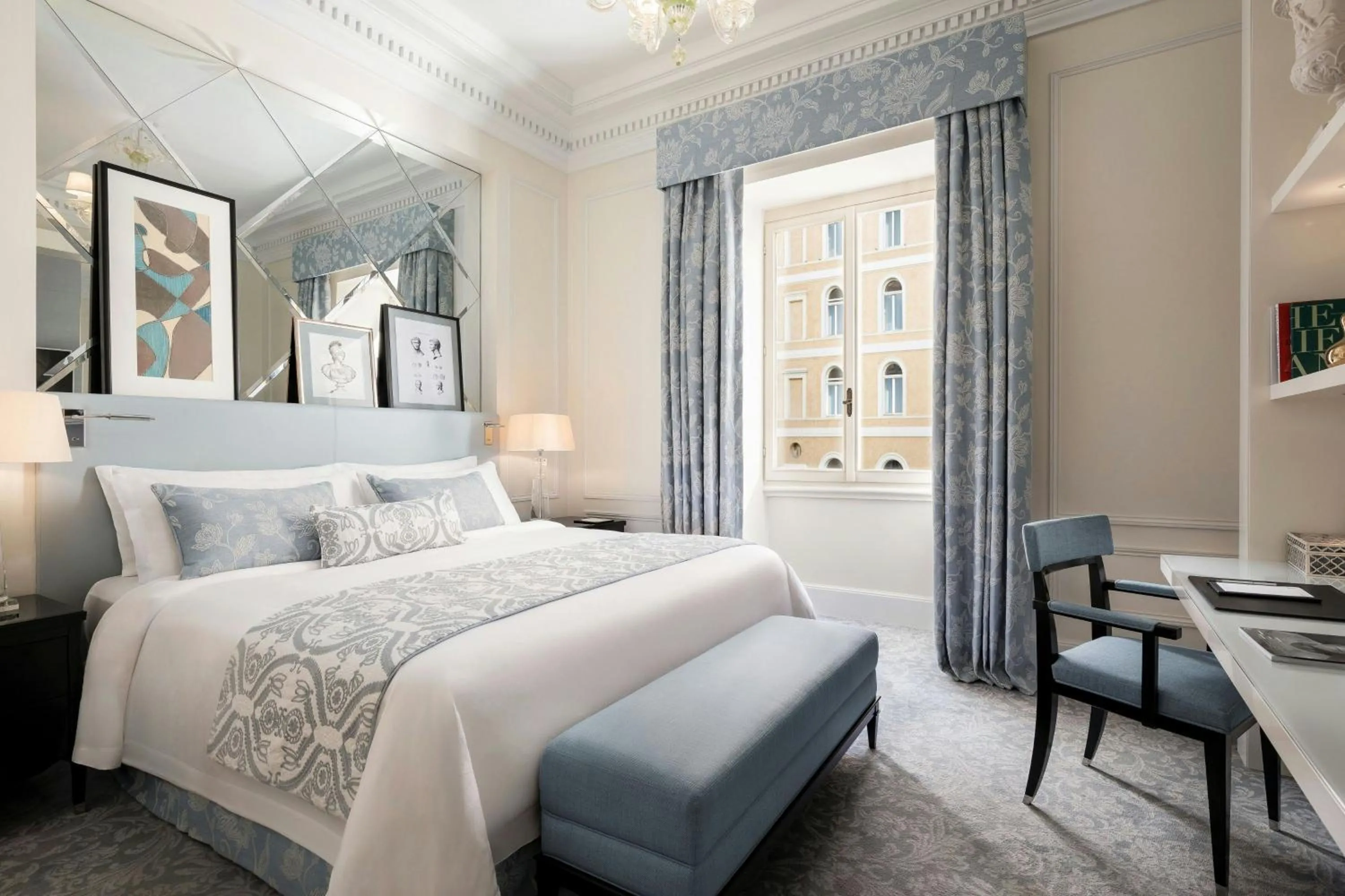 Photo of the whole room, Bed in The St. Regis Rome