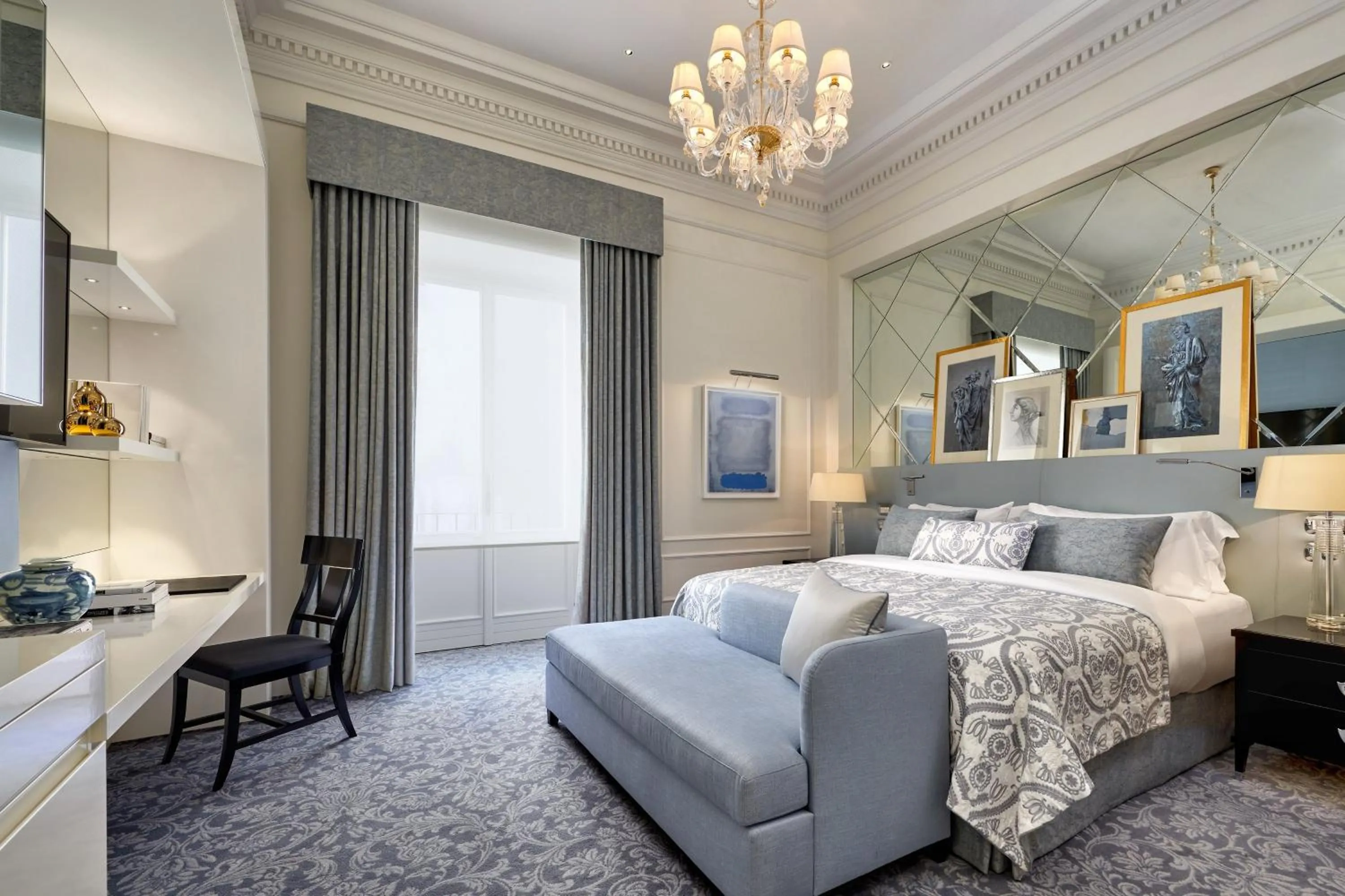 Photo of the whole room, Bed in The St. Regis Rome