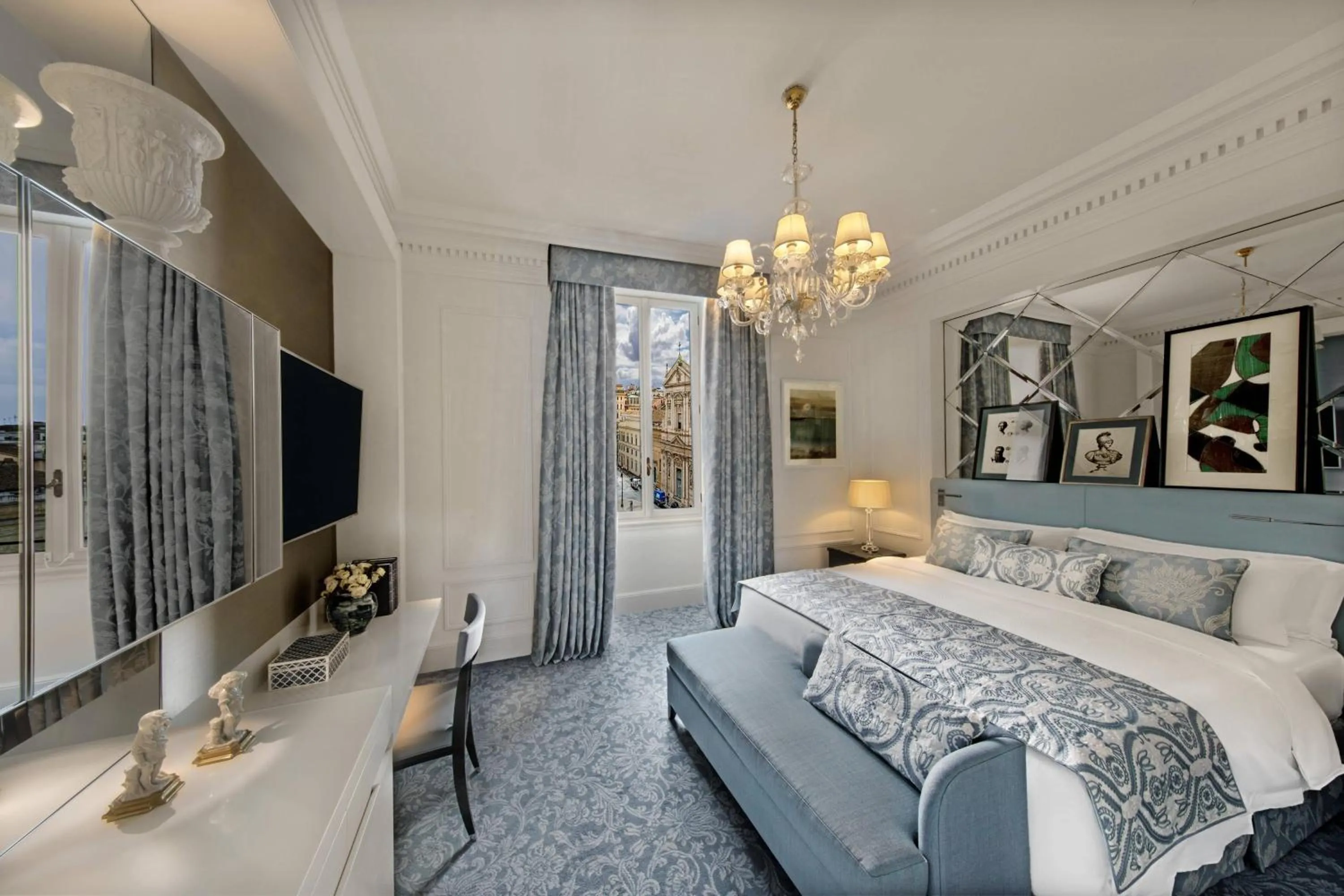 Photo of the whole room, Bed in The St. Regis Rome