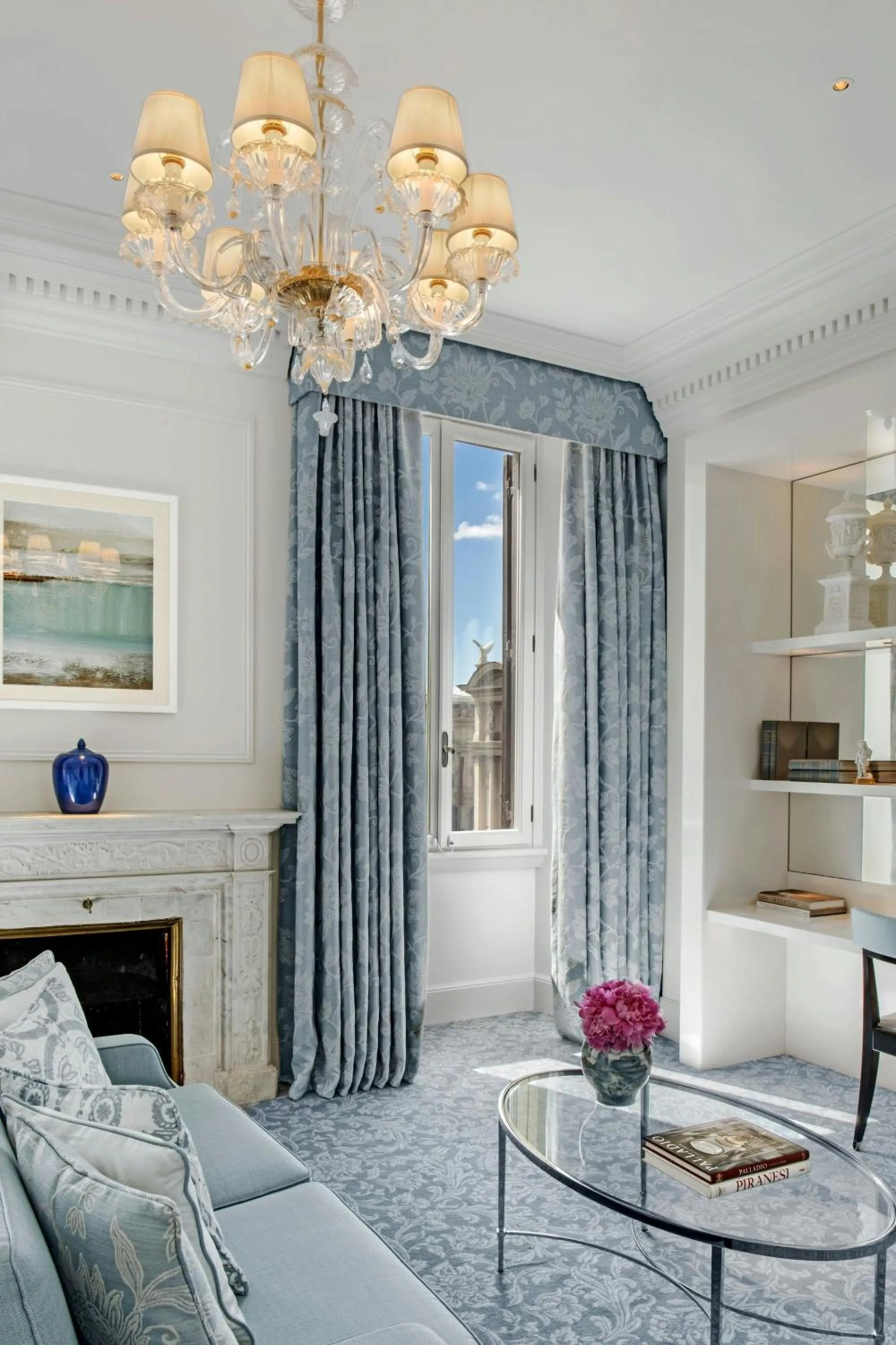 Lounge or bar in The St. Regis Rome