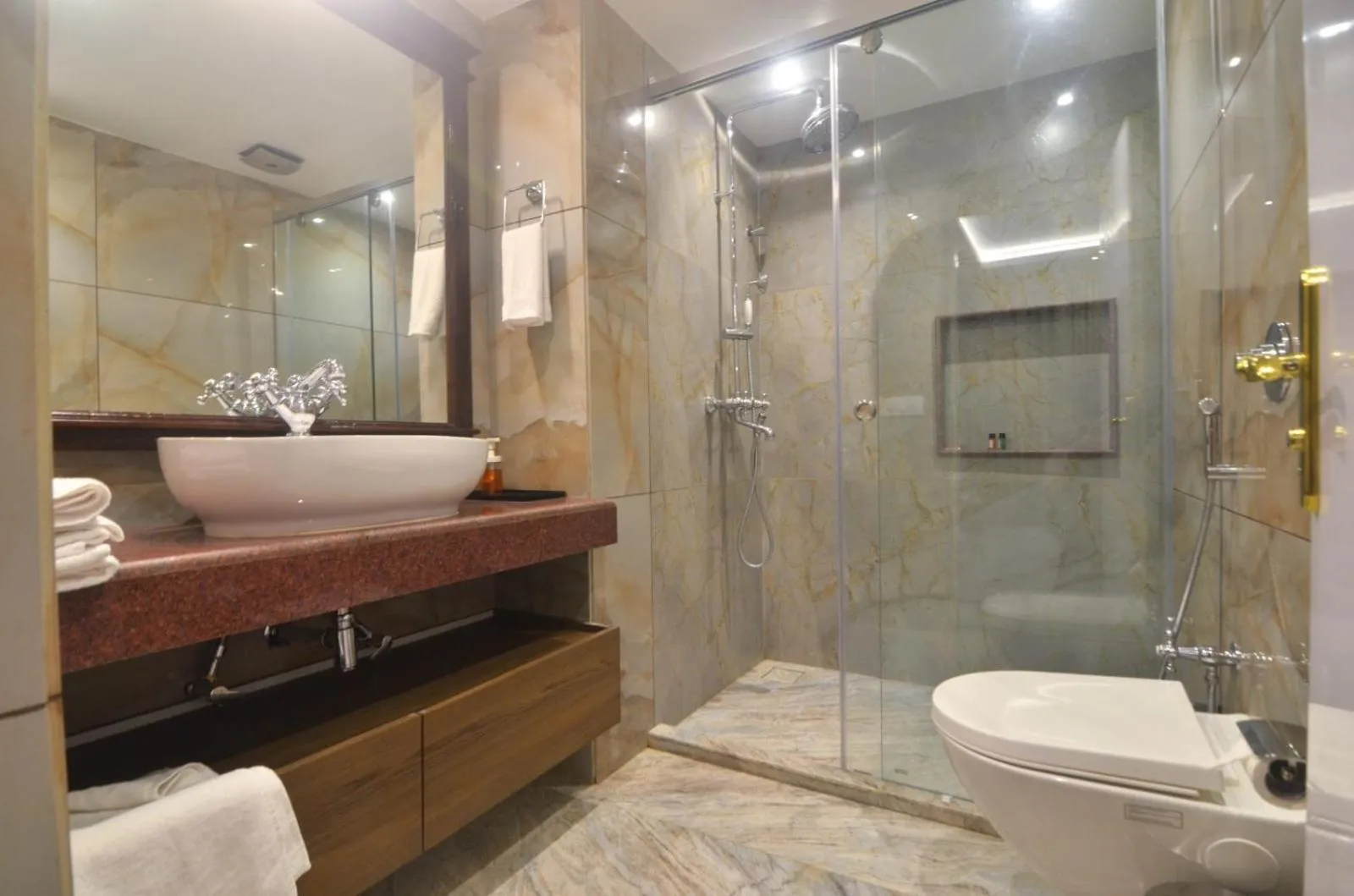 Bathroom in HOTEL RIO BENARAS