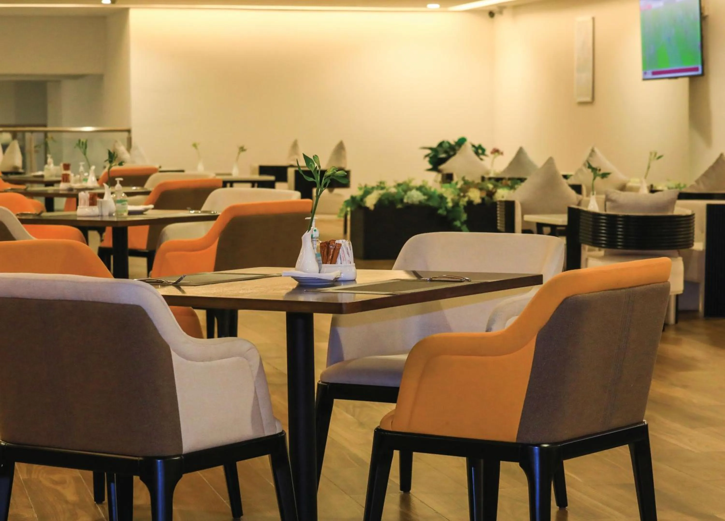 Restaurant/places to eat in Skylight In-Terminal Hotel