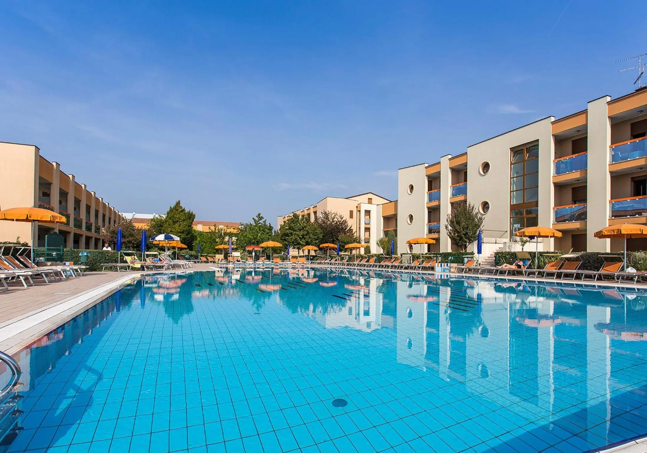 Poolside retreat - Beahost