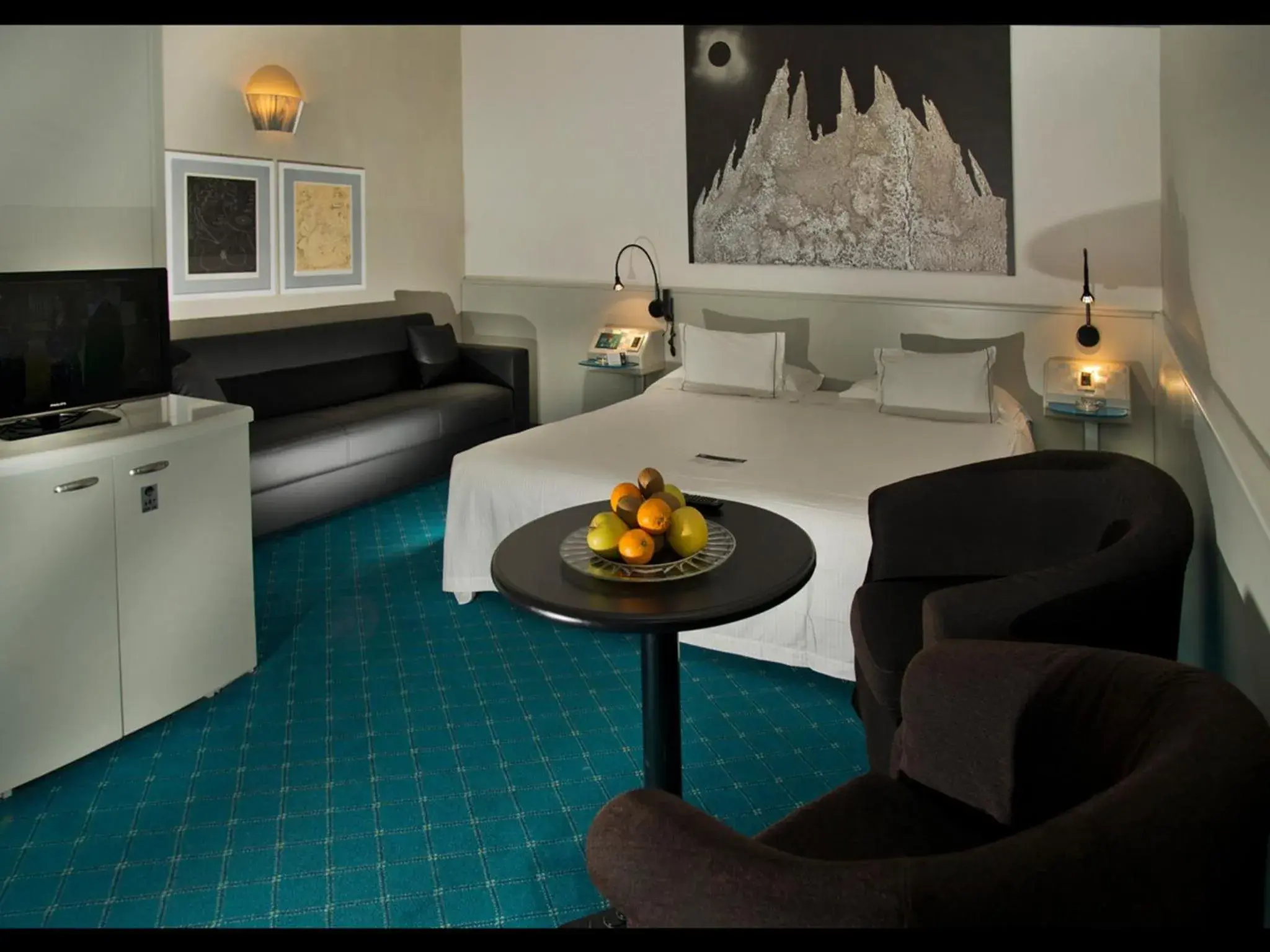 Bed, Seating Area in Hotel Milano