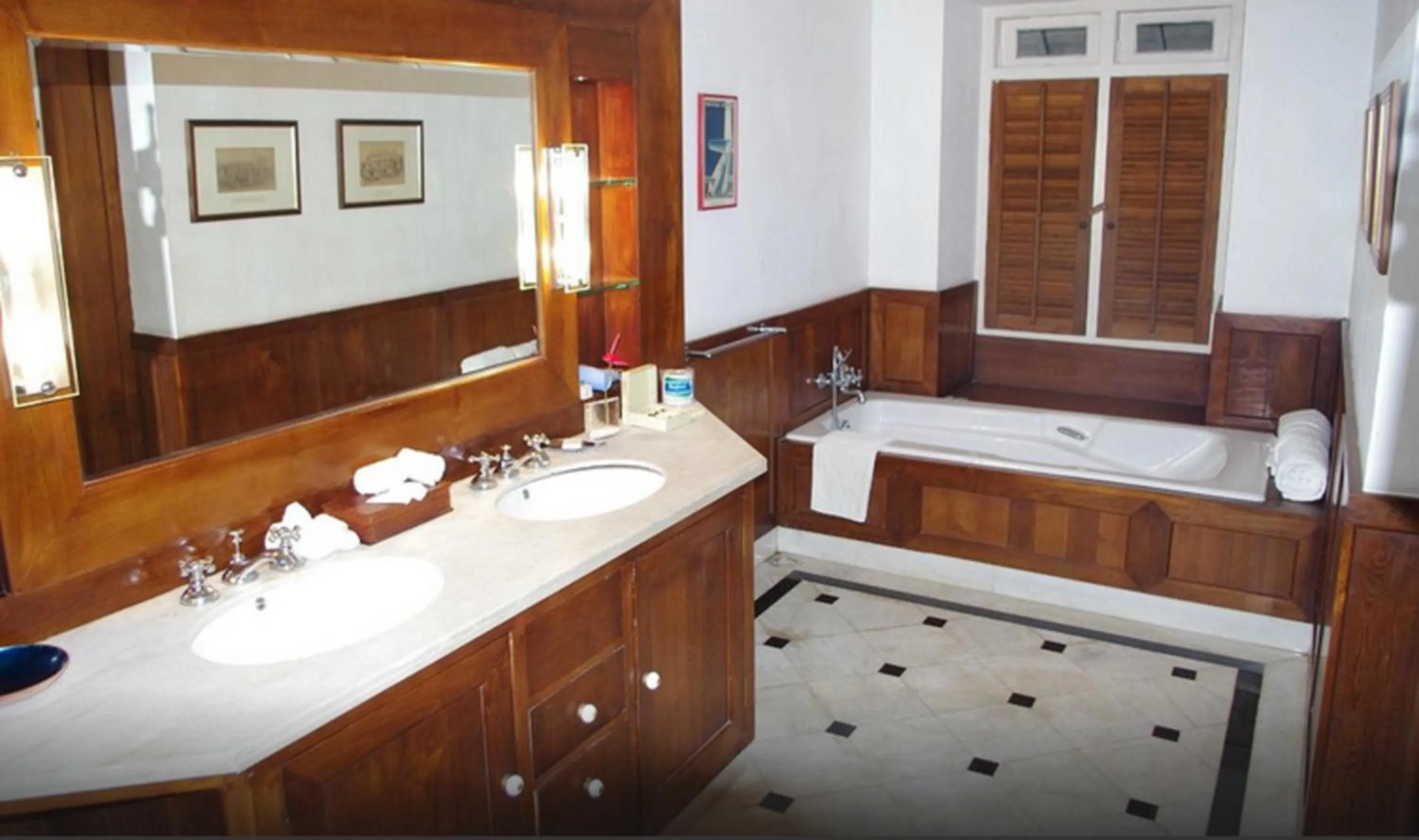 Bathroom in Le Colonial 1506 - Exclusive Luxury Hideaway