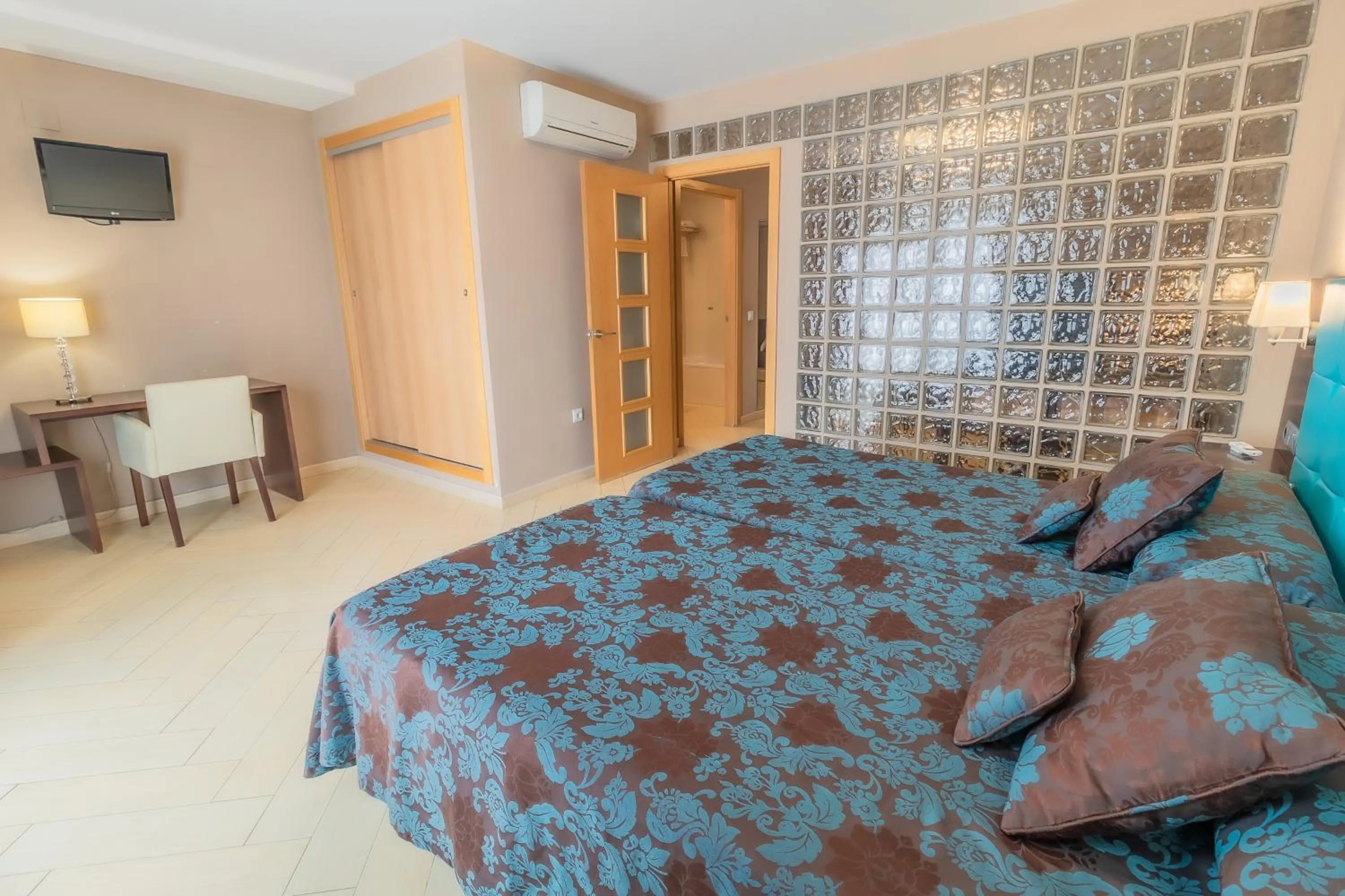 View (from property/room), Bed in Hotel Kika