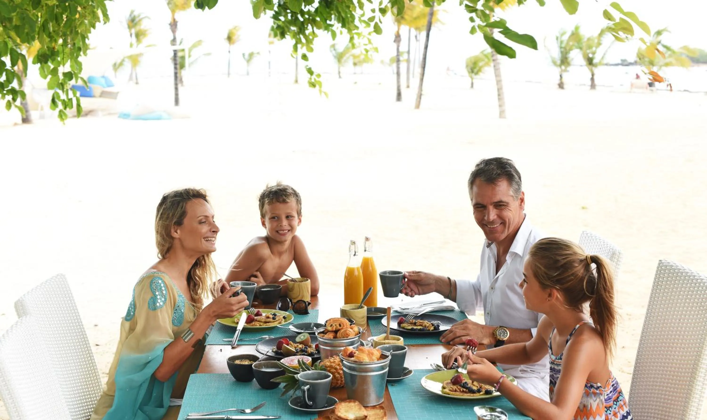 Food and drinks in Radisson Blu Azuri Resort & Spa