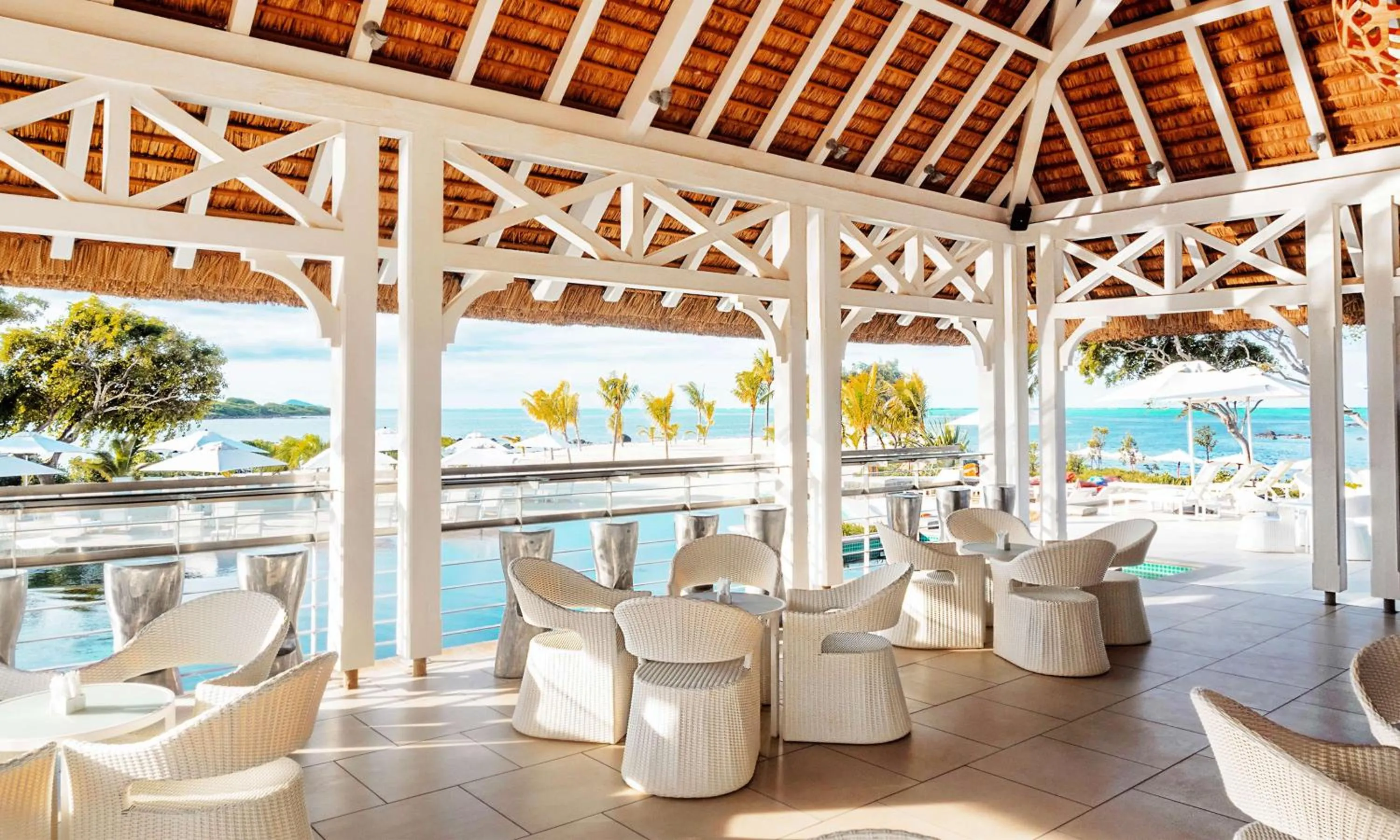 Lounge or bar in Radisson Blu Azuri Resort & Spa