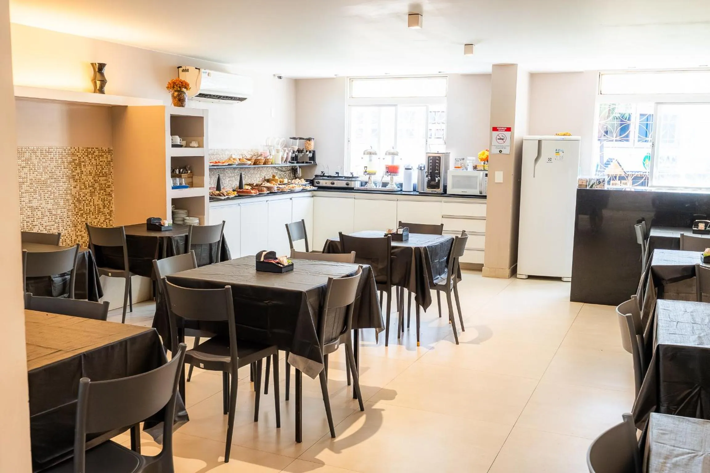 Restaurant/places to eat in Riviera Hotel by Bsb Inn