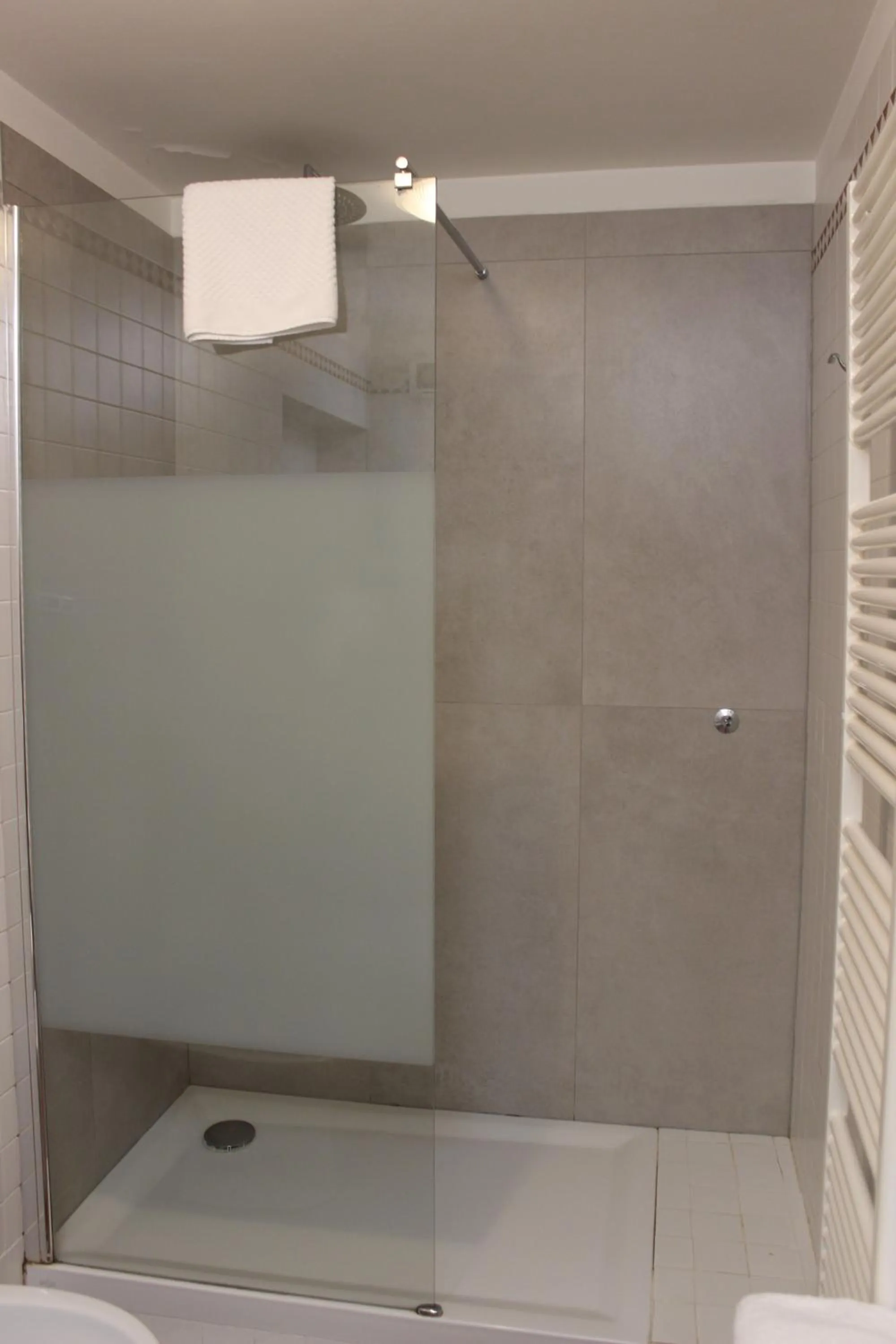 Shower in Phi Hotel Bologna