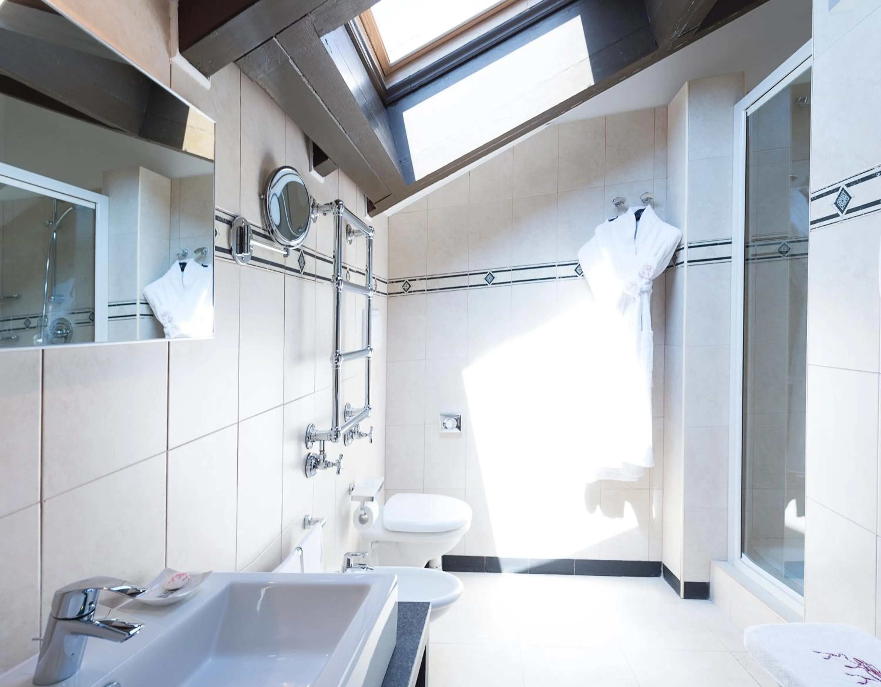 Shower in Phi Hotel Bologna