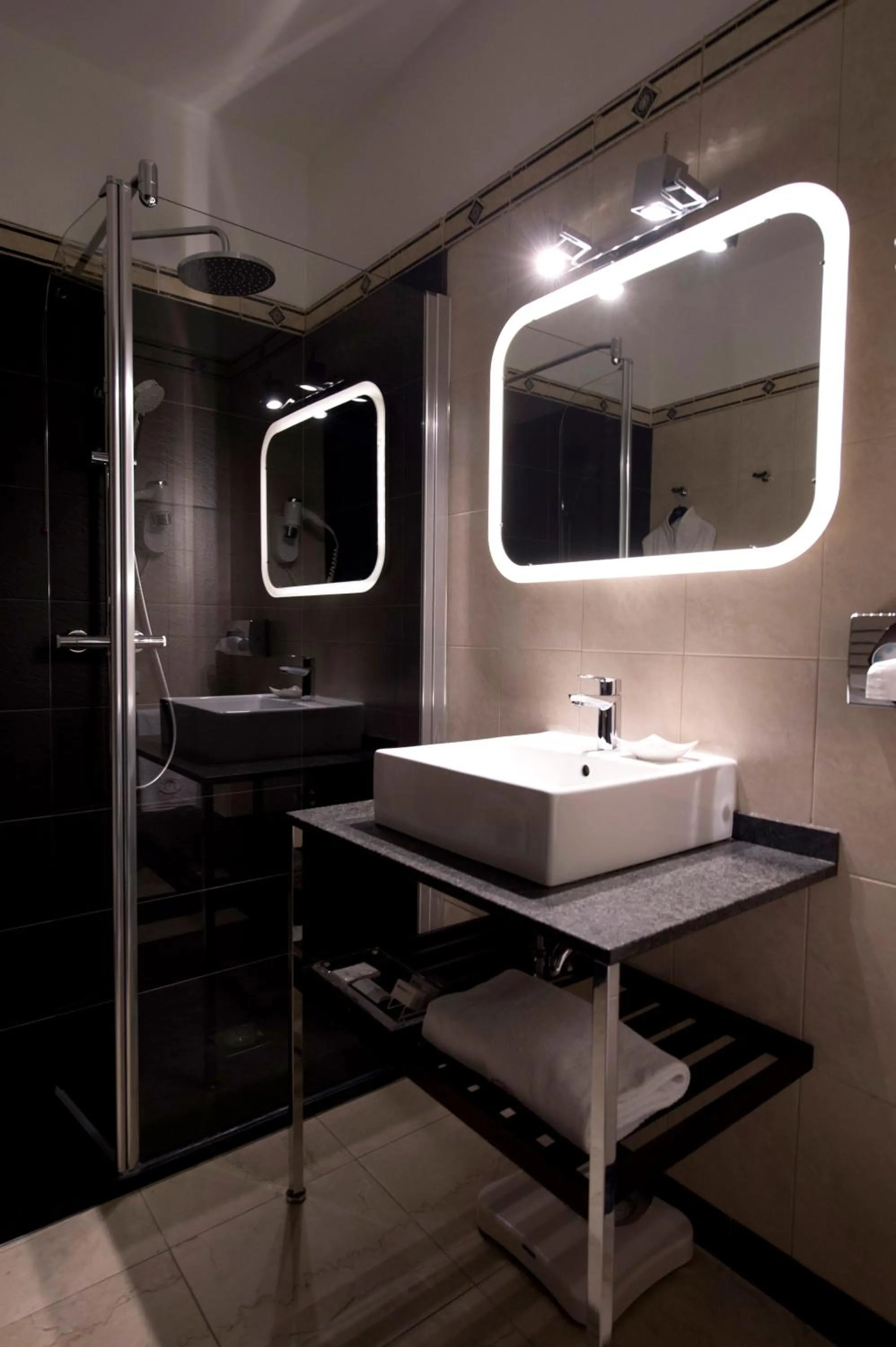 Shower in Phi Hotel Bologna