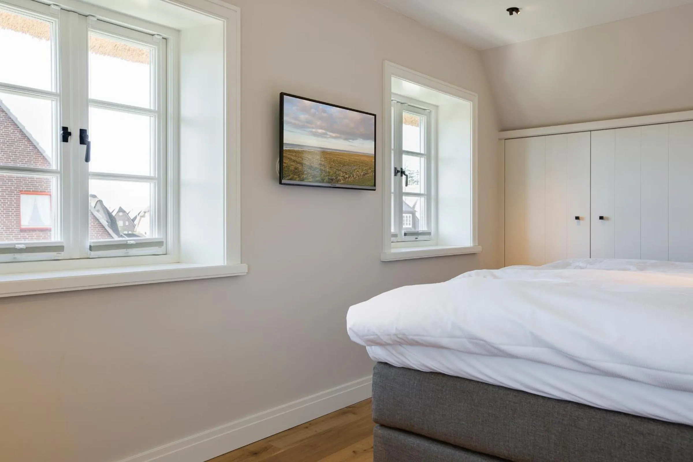 Bedroom, Bed in Hues Minde