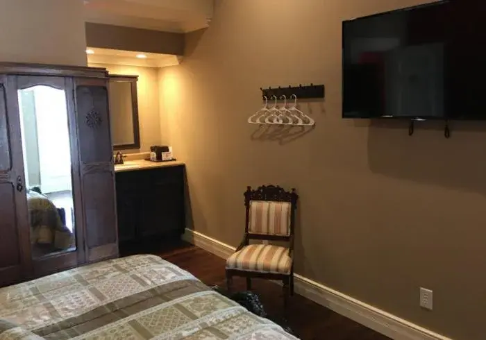 Queen Room in Historic Kahn Hotel Queen Room in Historic Kahn Hotel