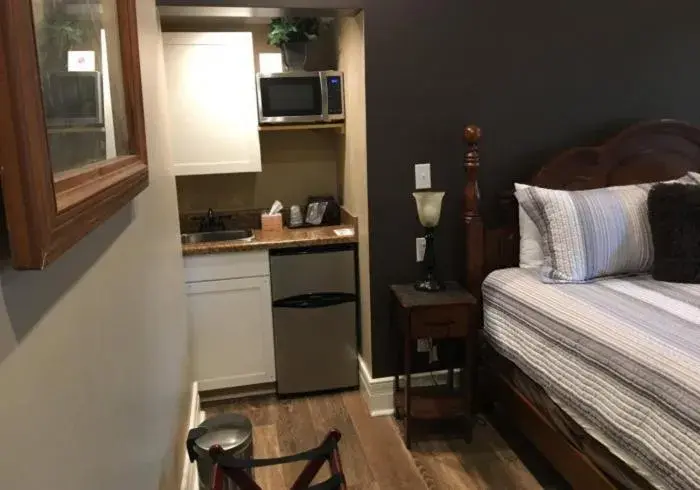 Deluxe King Room in Historic Kahn Hotel Deluxe King Room in Historic Kahn Hotel