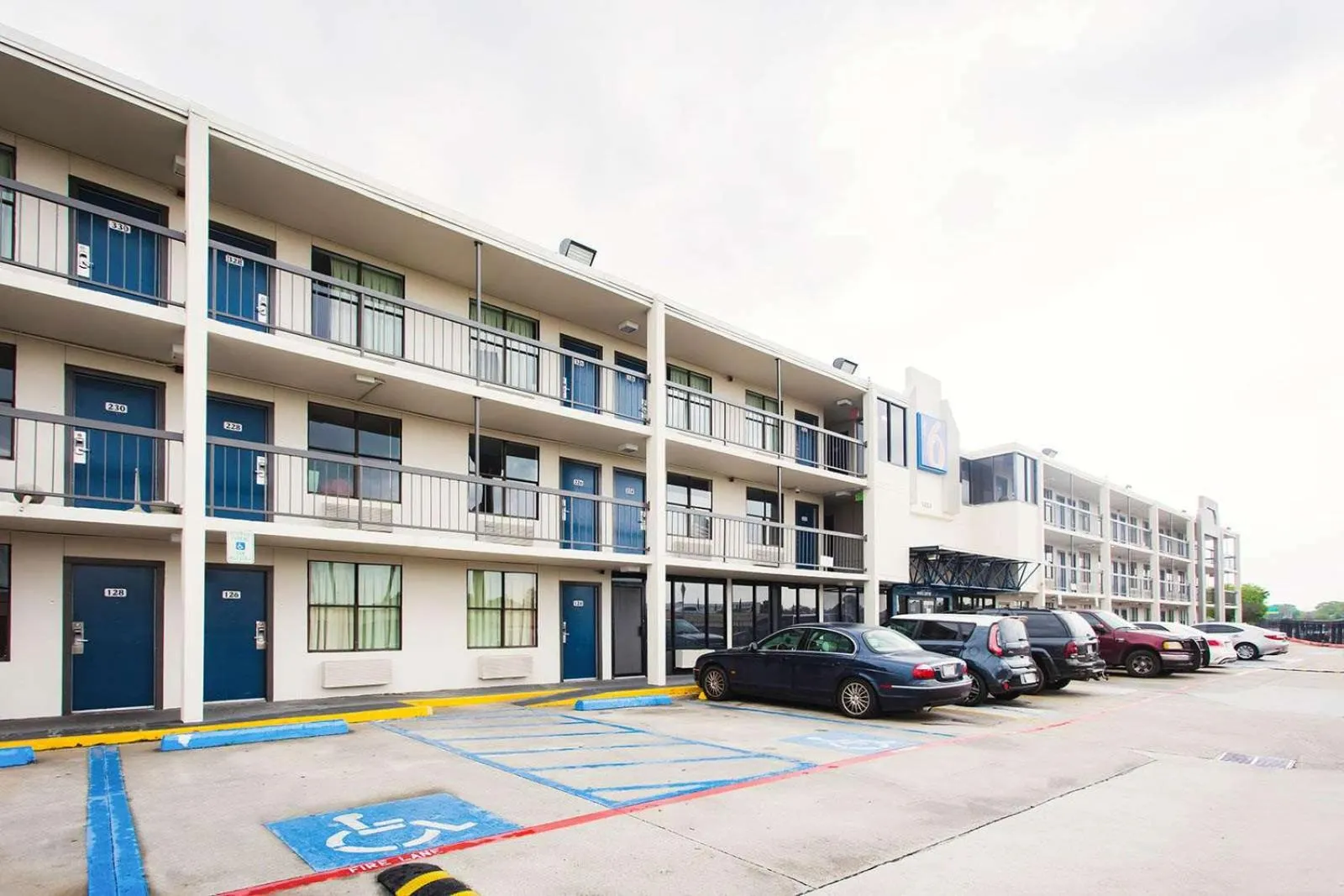 Property building in Studio 6 Houston TX Medical Center NRG Stadium