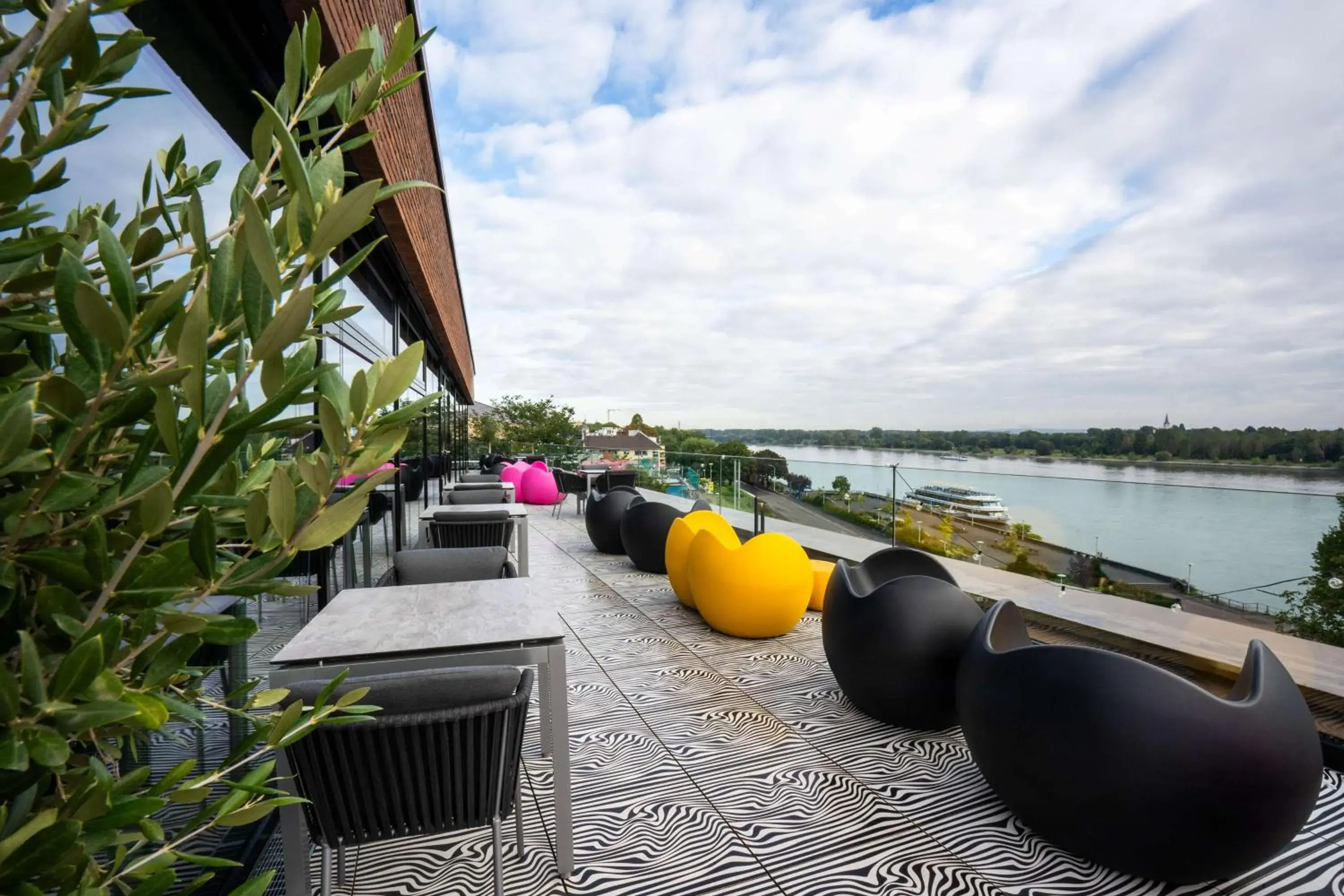 Lounge or bar in Prize by Radisson, Bonn City Lounge or bar in Prize by Radisson, Bonn City