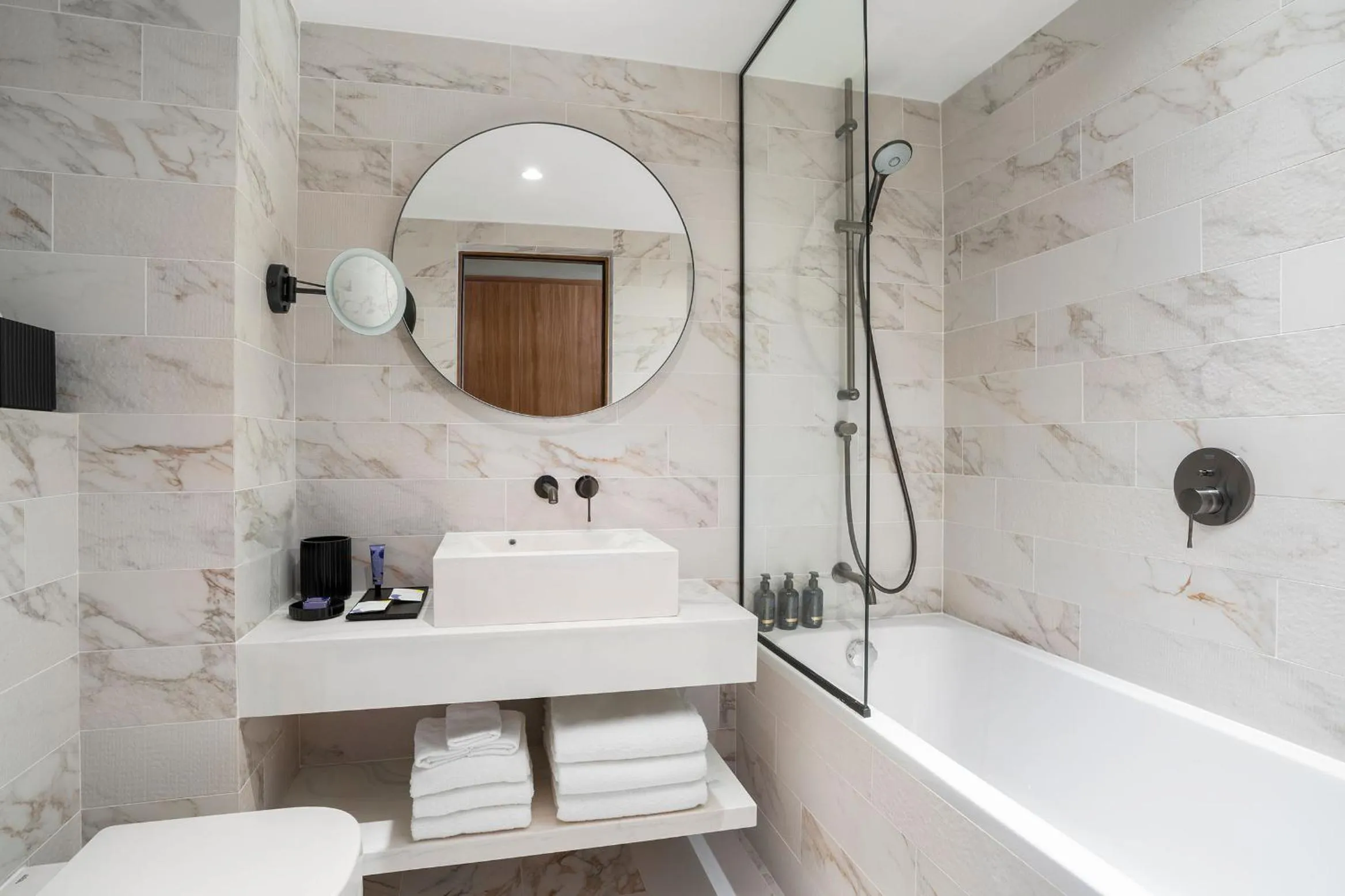 Shower in Cardo Roma, Autograph Collection