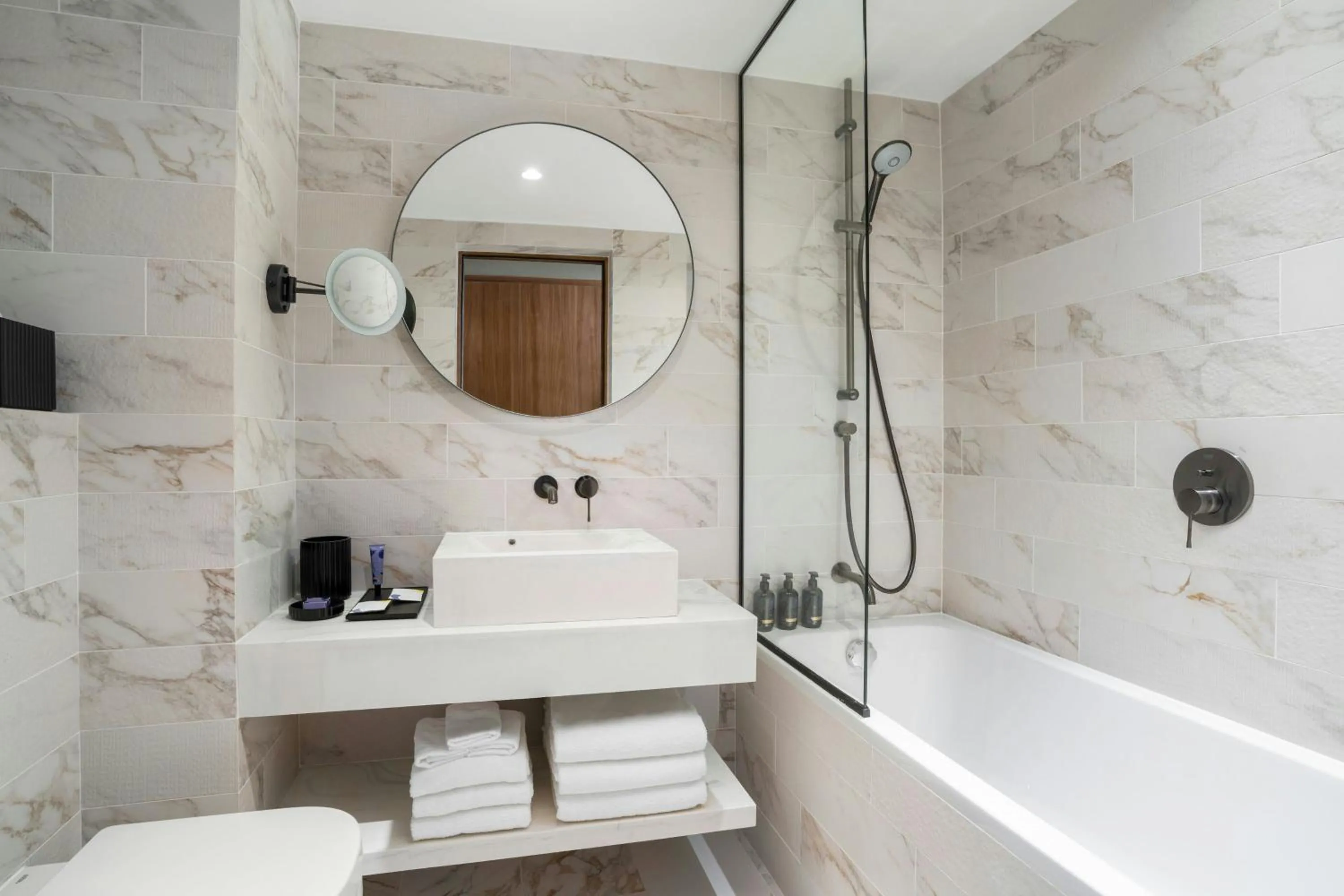 Bathroom in Cardo Roma, Autograph Collection