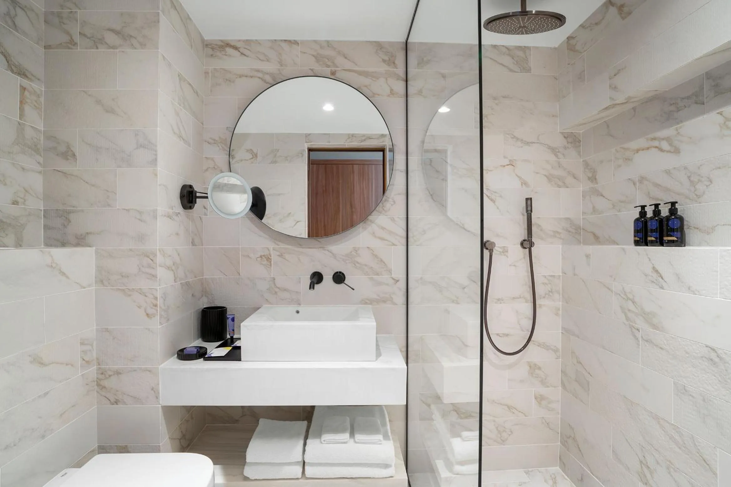 Shower in Cardo Roma, Autograph Collection