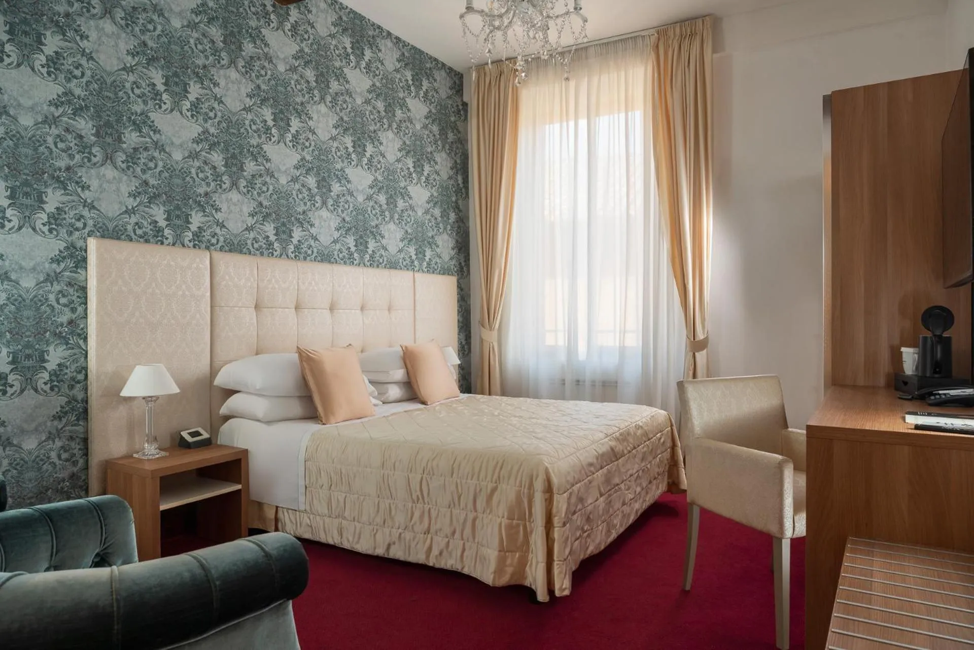 Photo of the whole room, Bed in Albergo Rossini 1936 - Small & Charming