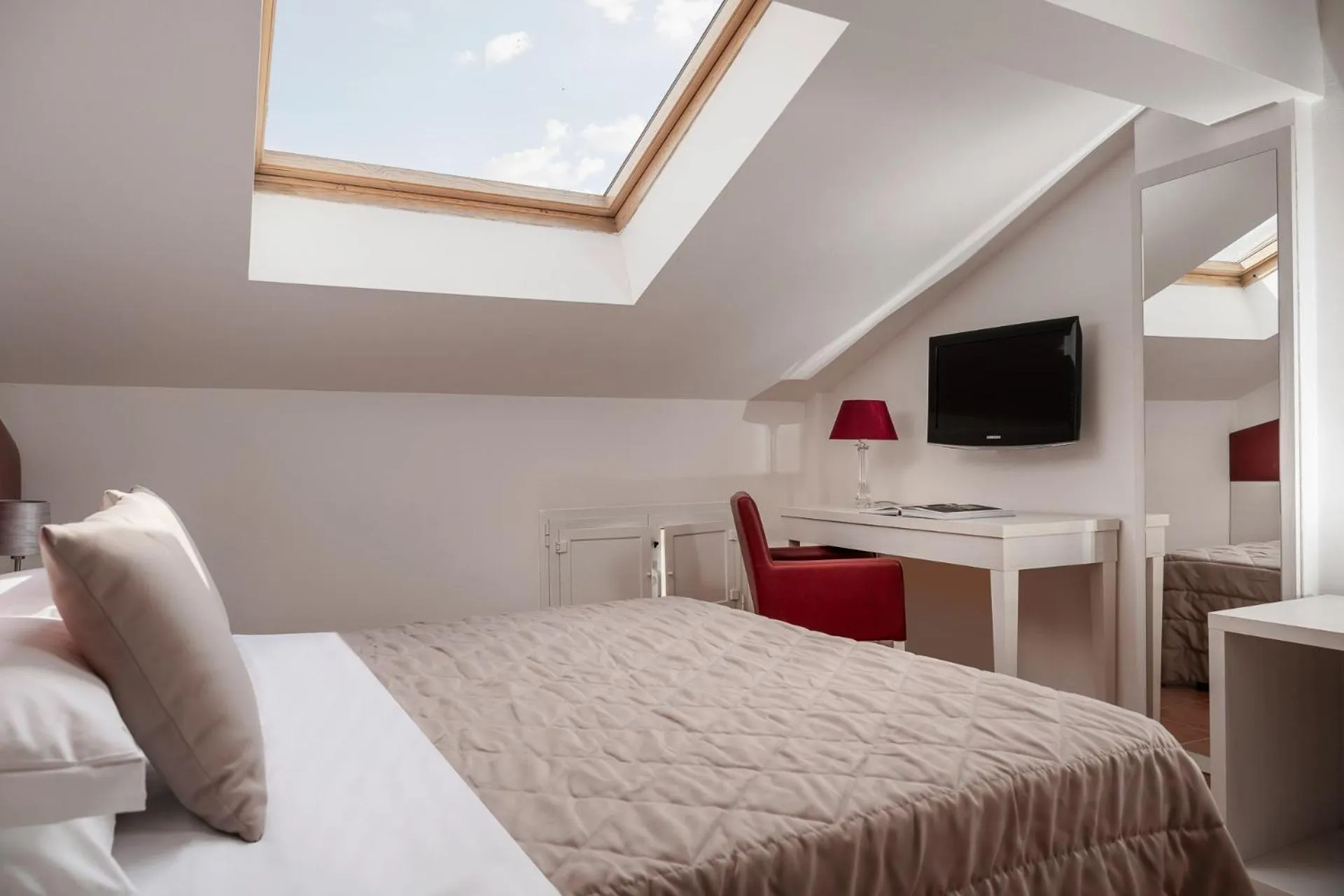 Photo of the whole room, Bed in Albergo Rossini 1936 - Small & Charming