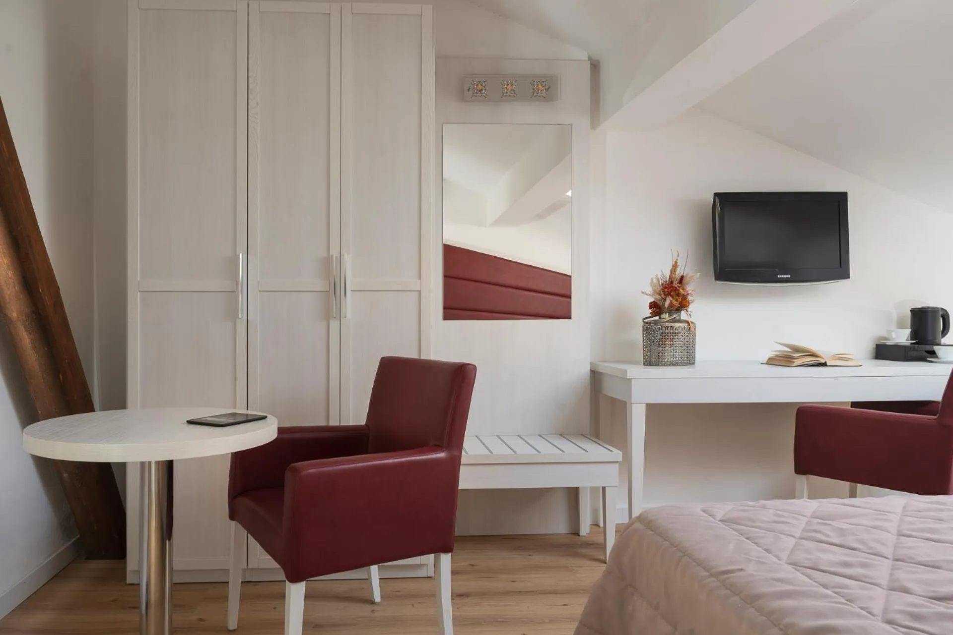 Photo of the whole room, Bed in Albergo Rossini 1936 - Small & Charming