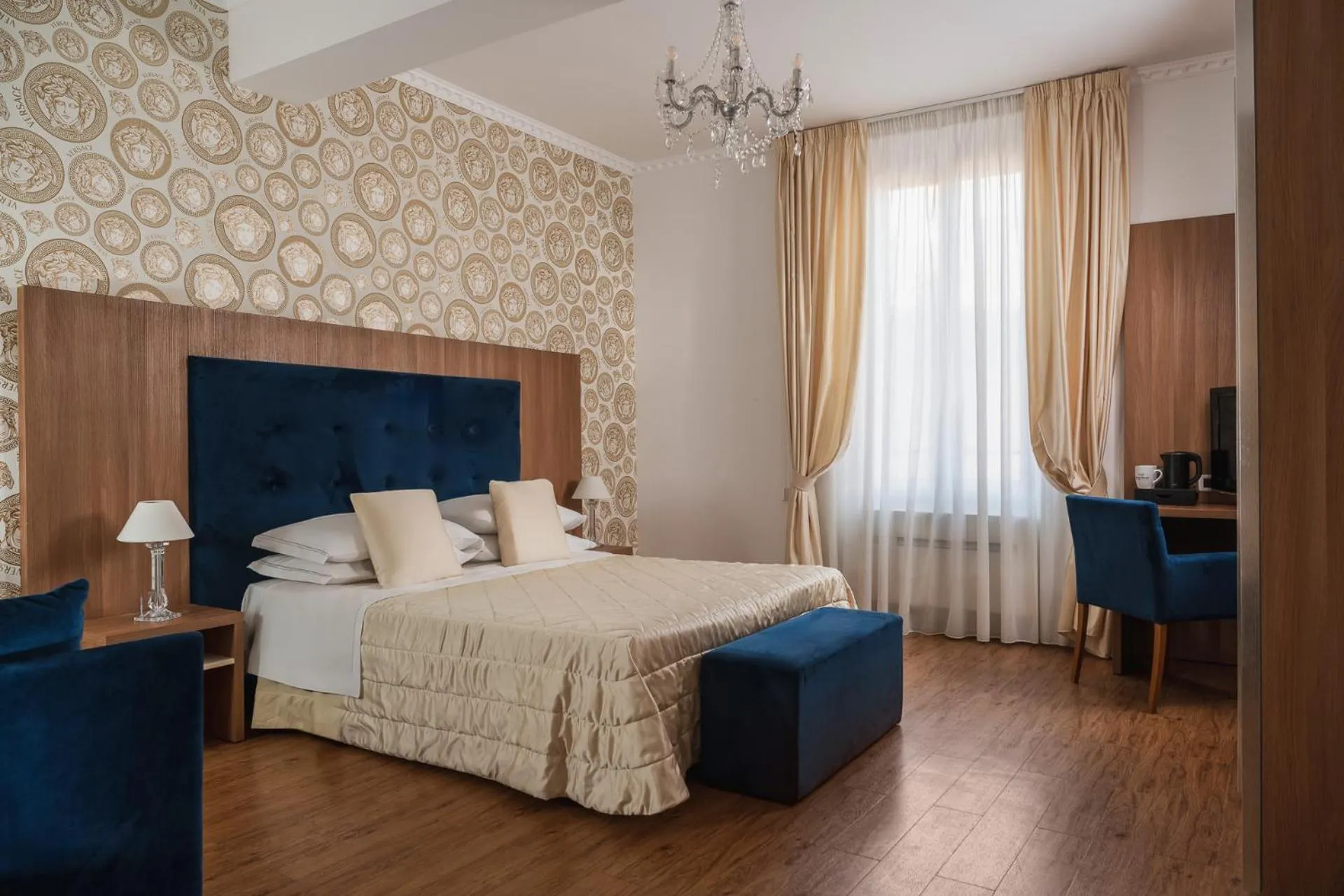 Photo of the whole room, Bed in Albergo Rossini 1936 - Small & Charming