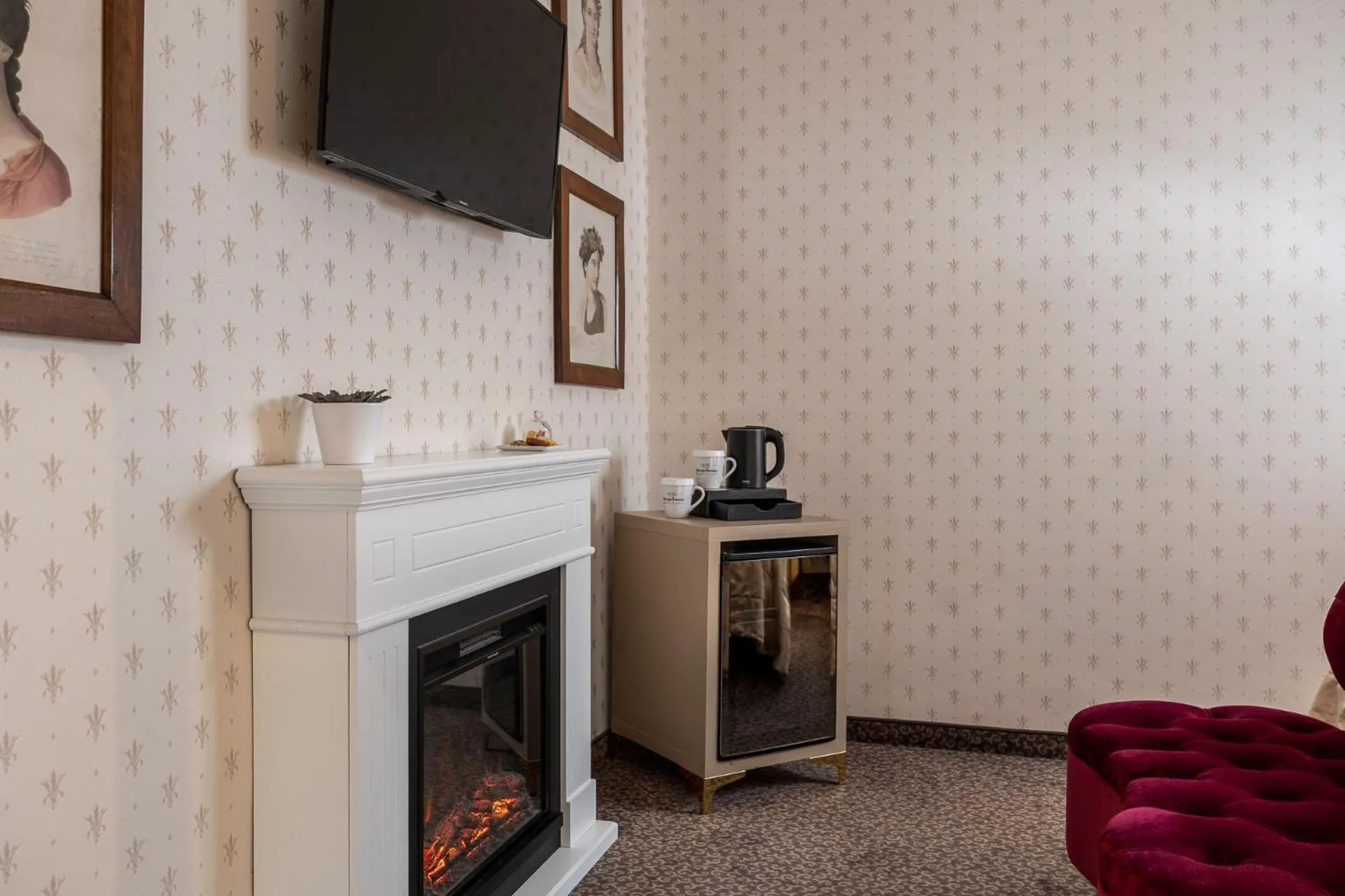 fireplace in Albergo Rossini 1936 - Small & Charming