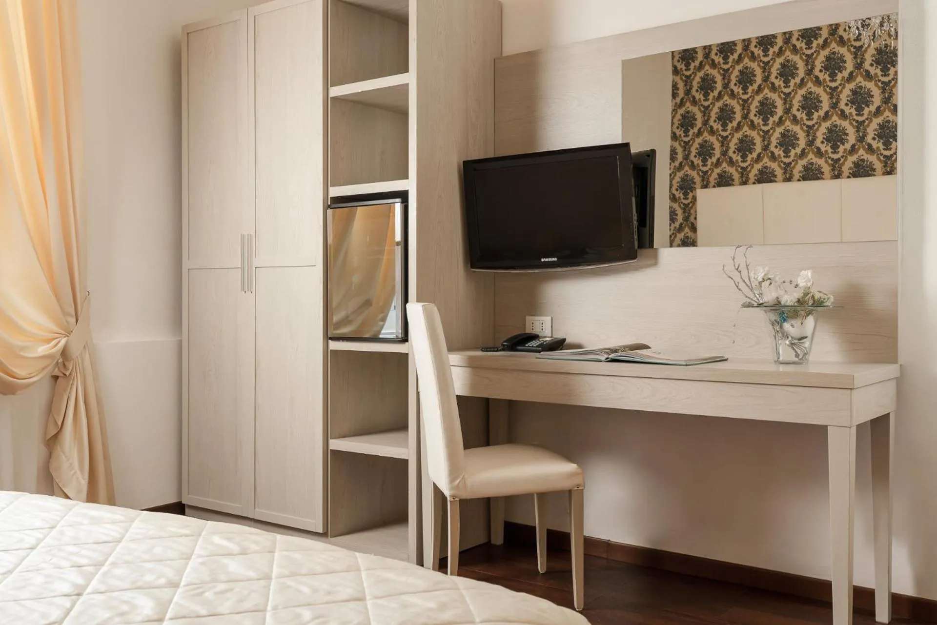 wardrobe, Bed in Albergo Rossini 1936 Small & Charming