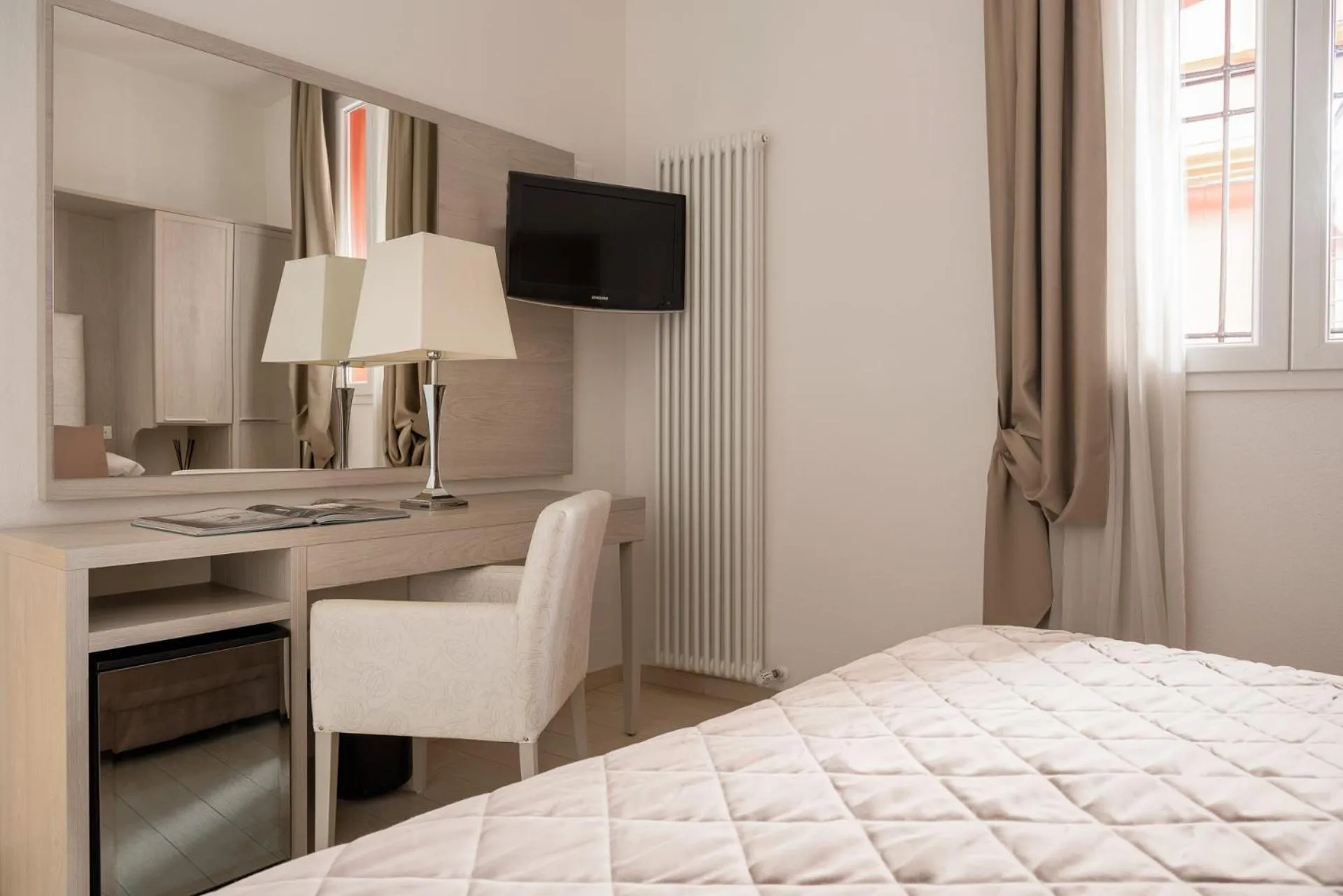 Photo of the whole room, Bed in Albergo Rossini 1936 - Small & Charming