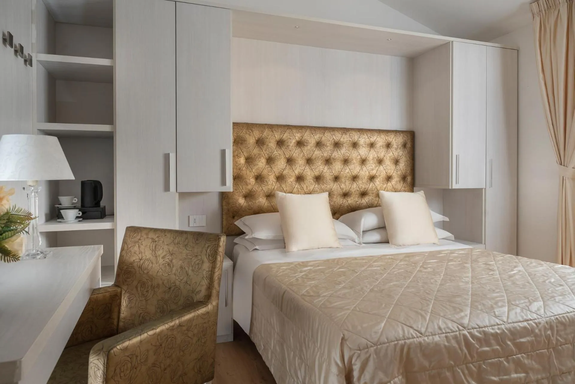 Bedroom, Bed in Albergo Rossini 1936 - Small & Charming