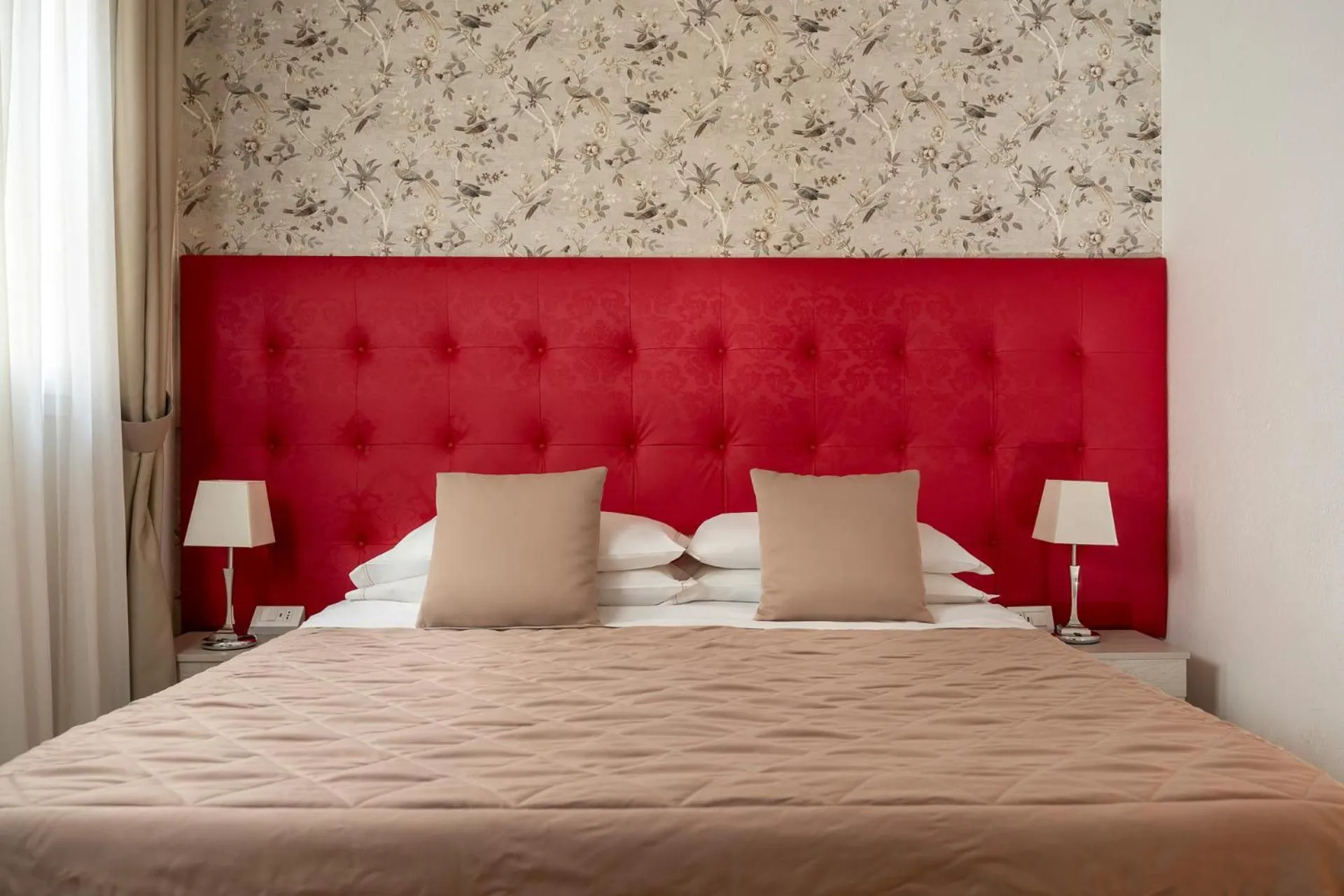 Bed in Albergo Rossini 1936 - Small & Charming