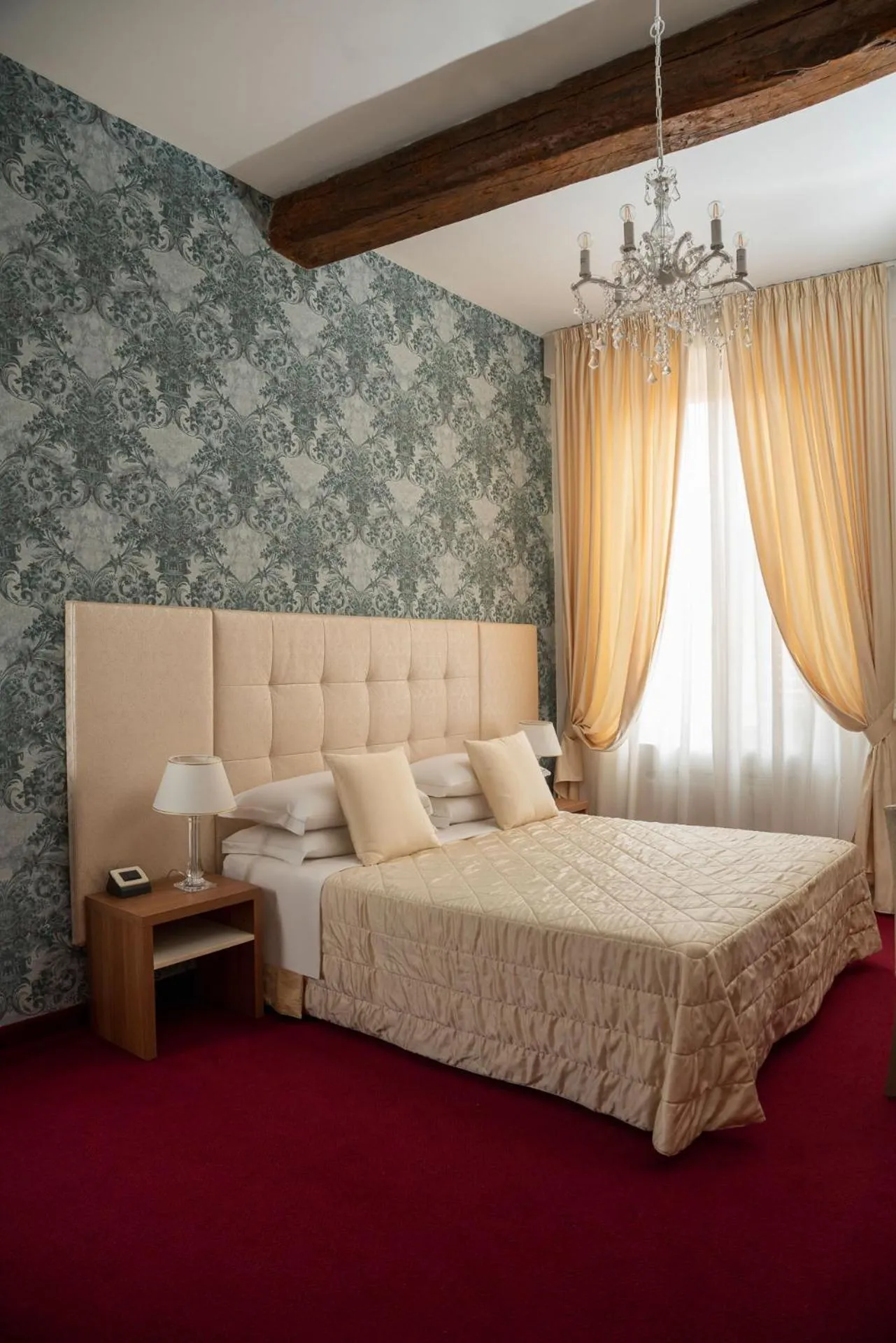 Photo of the whole room, Bed in Albergo Rossini 1936 Small & Charming