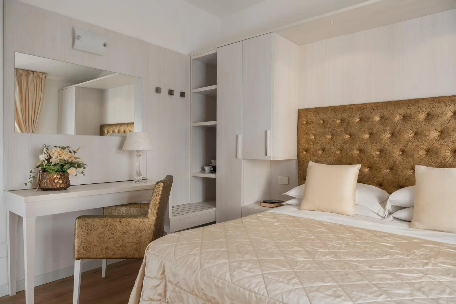 Bedroom, Bed in Albergo Rossini 1936 - Small & Charming