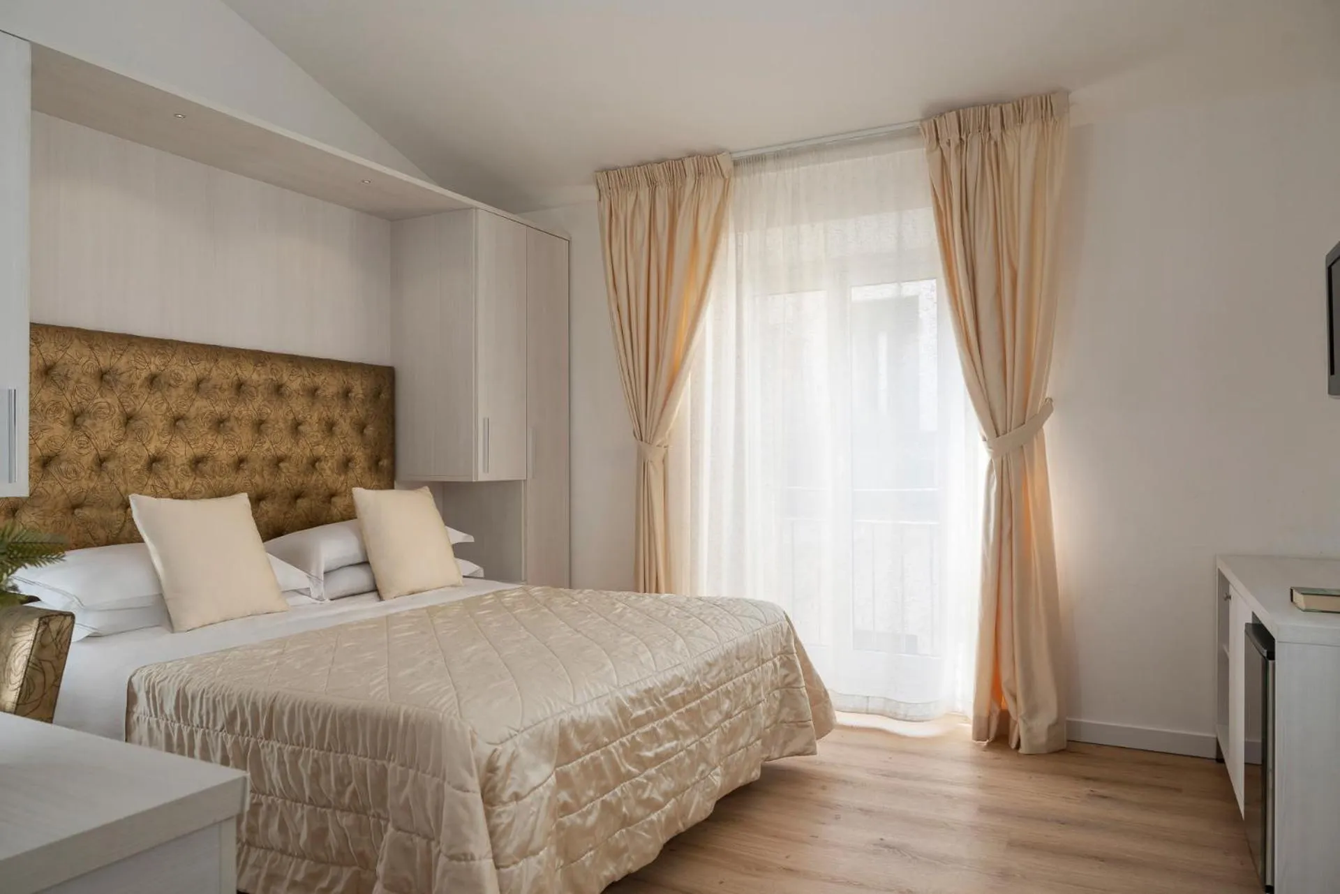 Bedroom, Bed in Albergo Rossini 1936 - Small & Charming