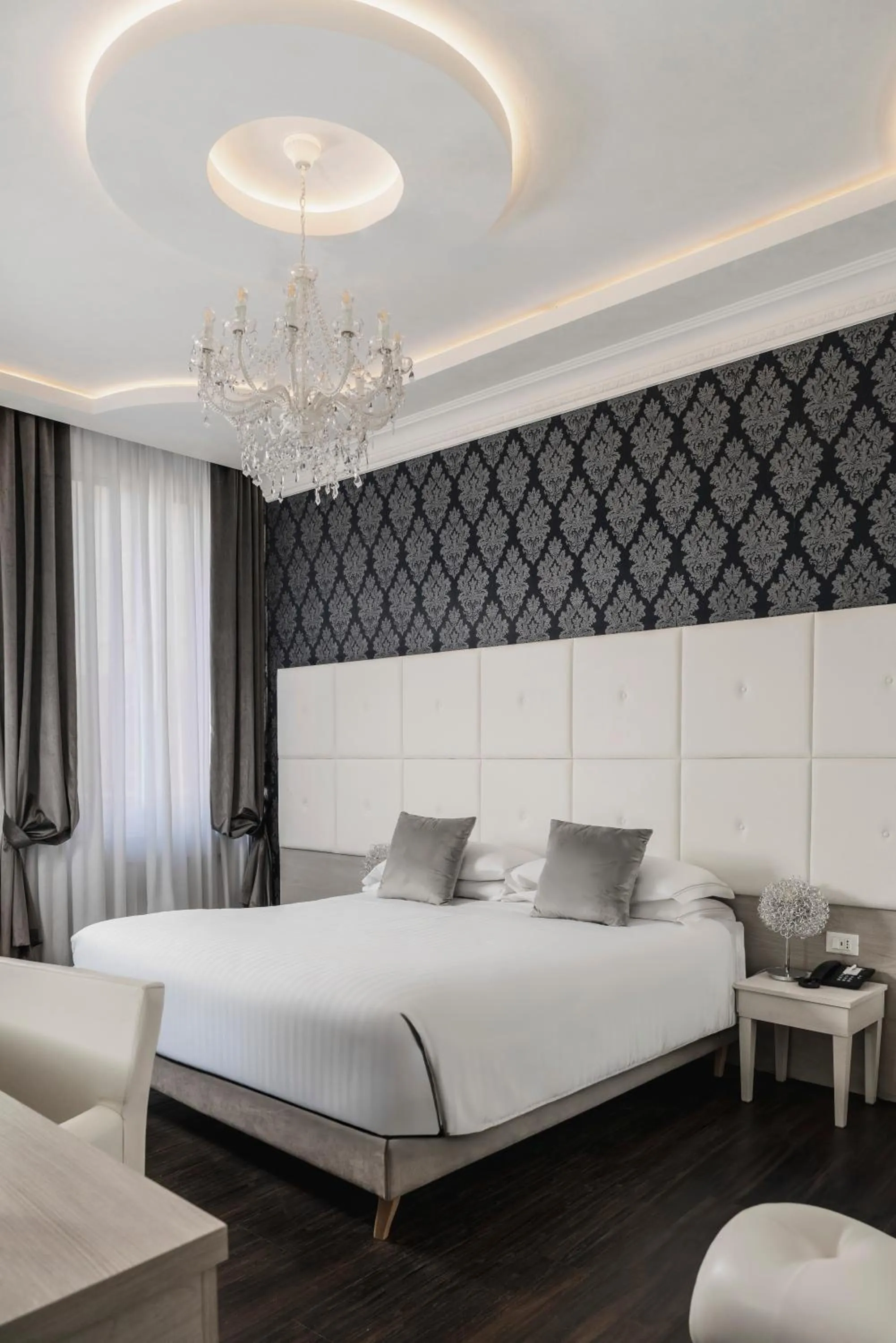 Photo of the whole room, Bed in Albergo Rossini 1936 - Small & Charming