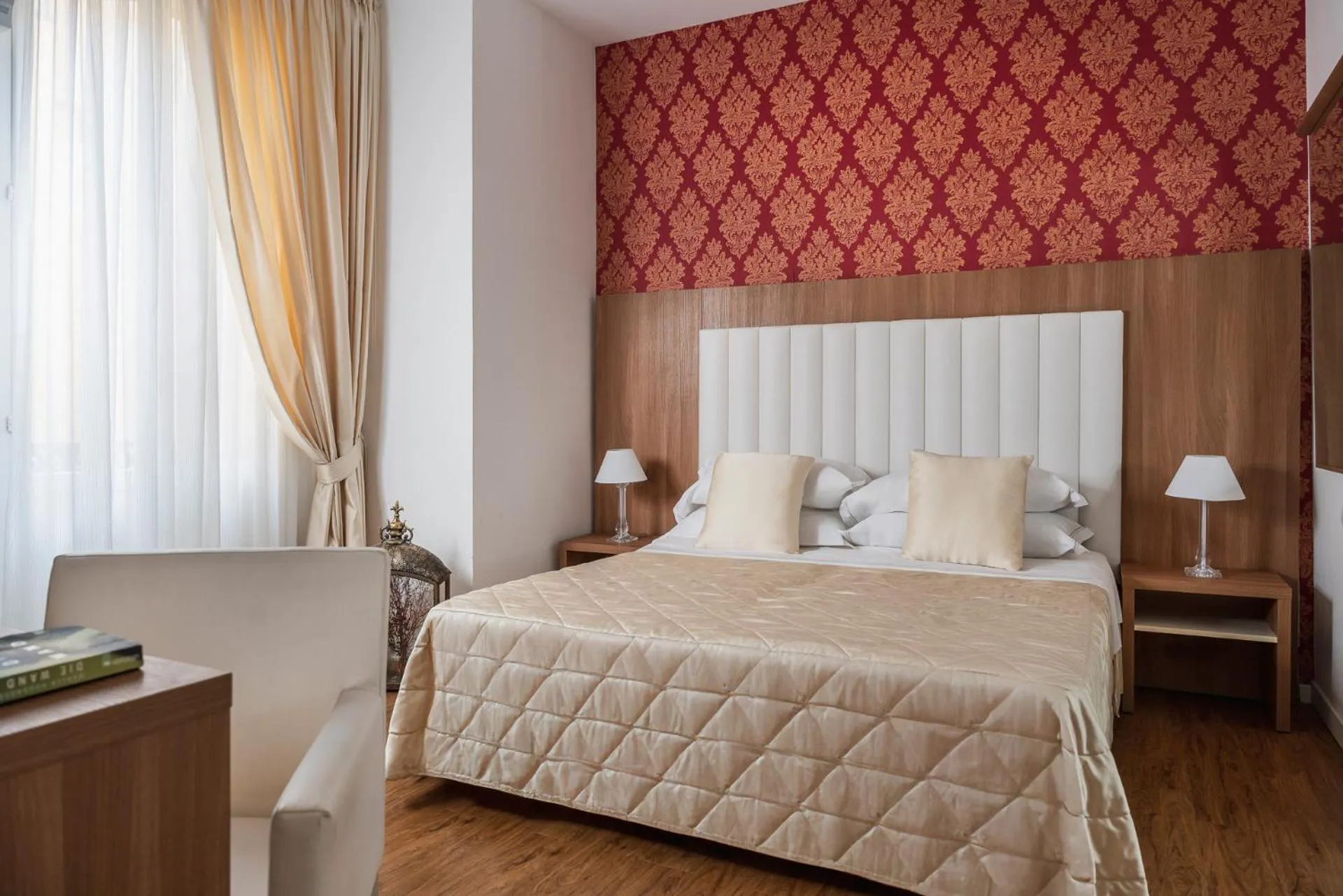 Photo of the whole room, Bed in Albergo Rossini 1936 - Small & Charming