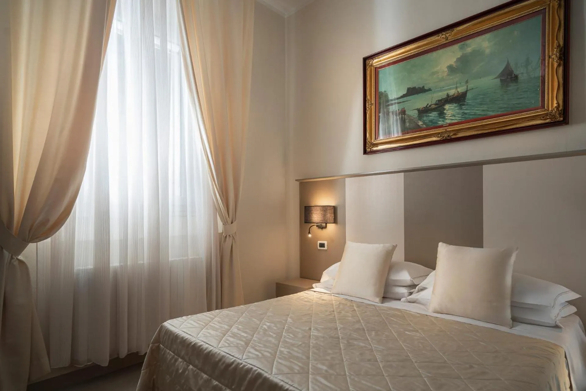 Photo of the whole room, Bed in Albergo Rossini 1936 - Small & Charming