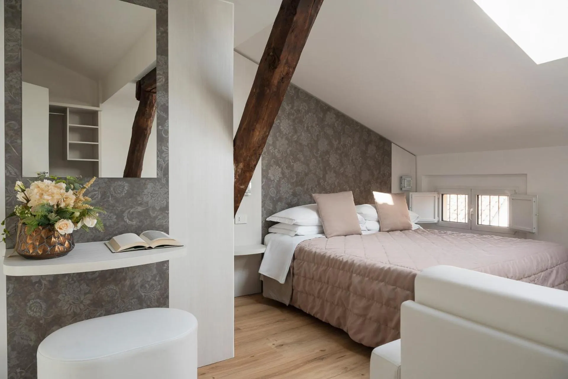 Photo of the whole room, Bed in Albergo Rossini 1936 - Small & Charming