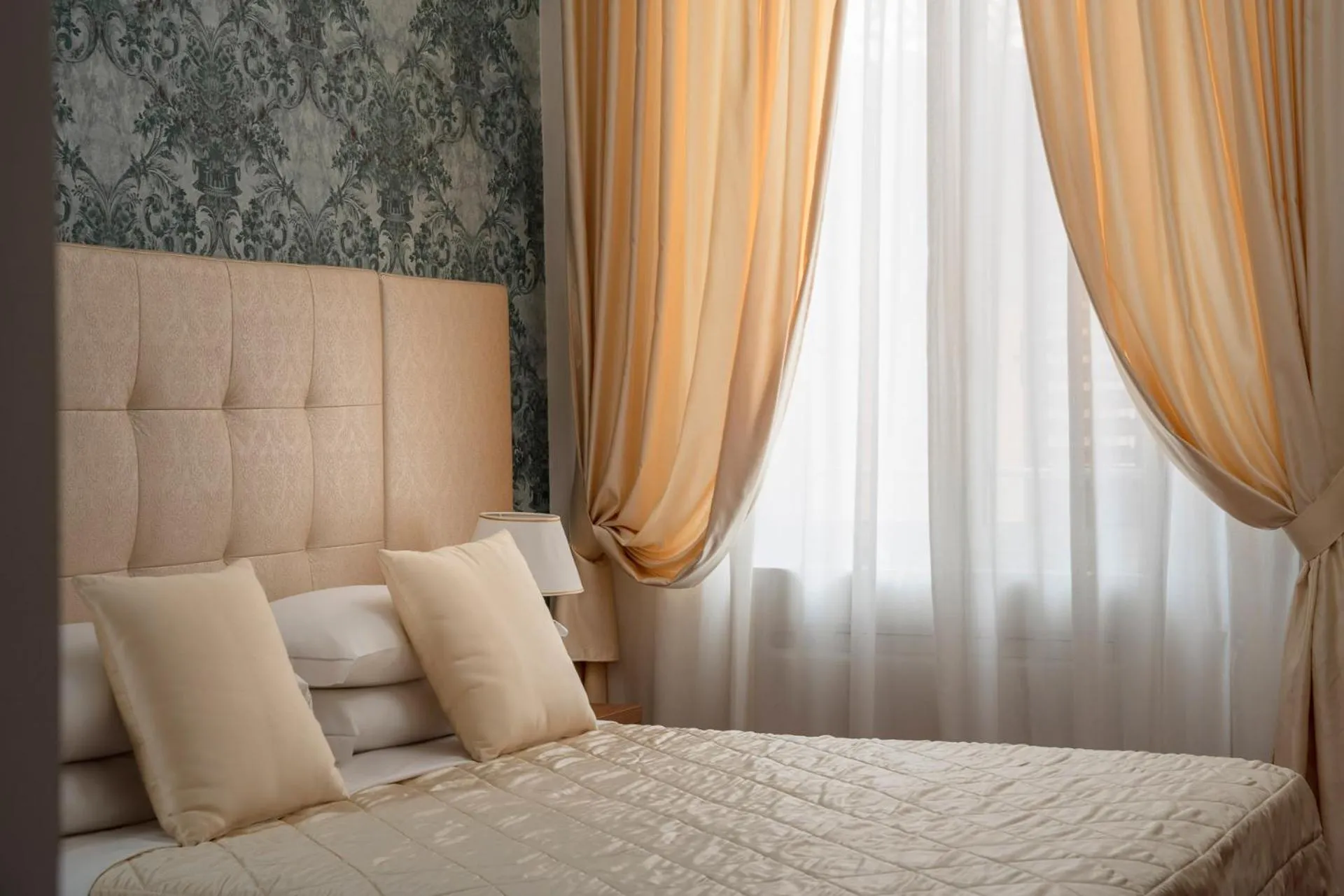 Photo of the whole room, Bed in Albergo Rossini 1936 - Small & Charming