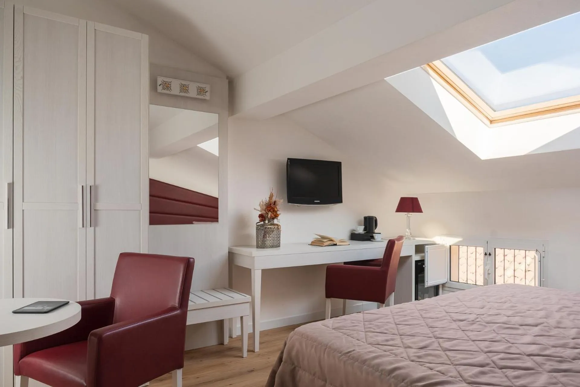 Photo of the whole room, Bed in Albergo Rossini 1936 - Small & Charming